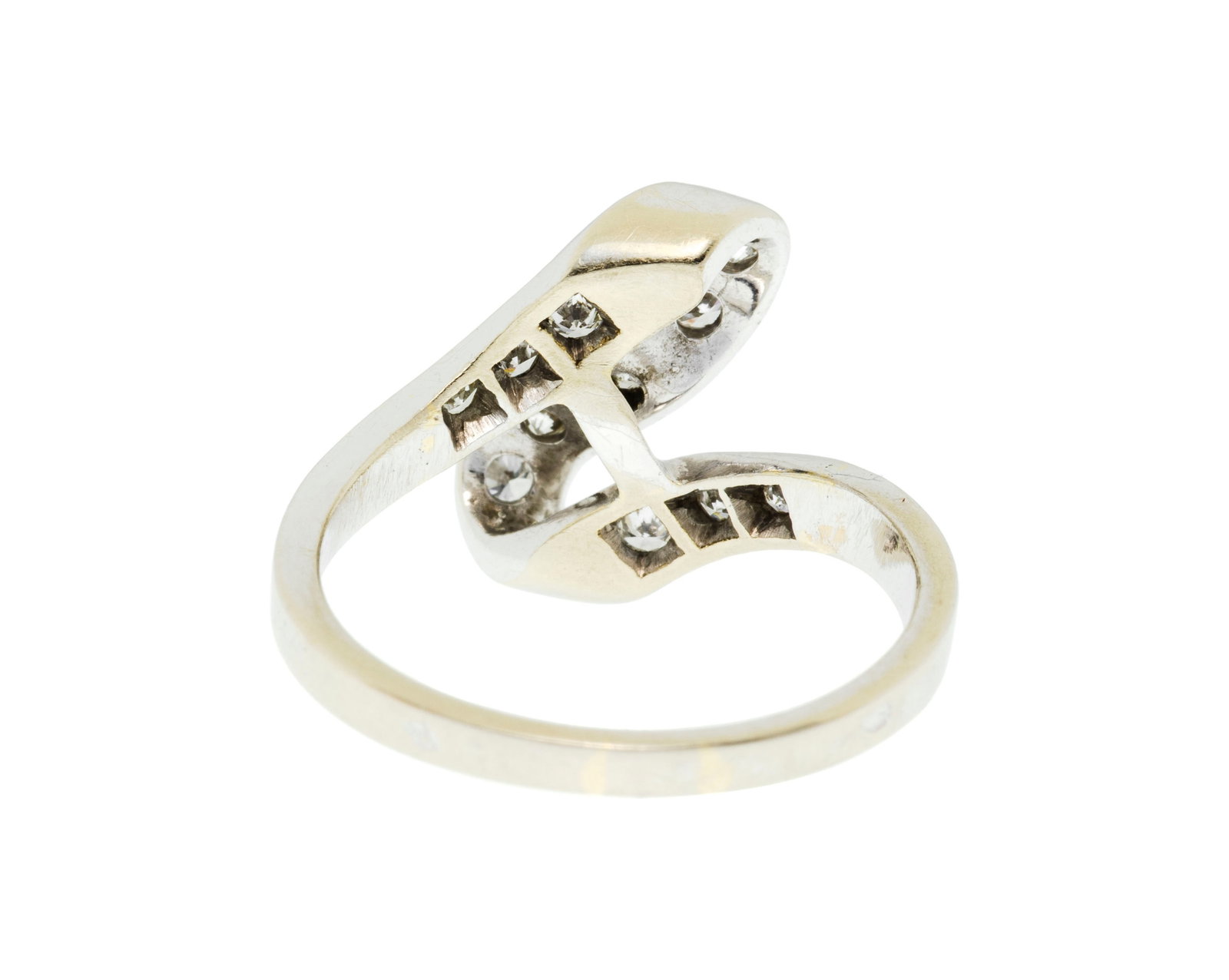 Bague or gris 750 stylisant un ruban serti de diamants taille brillant et 8/8, doigt 52-12, 3g - 3