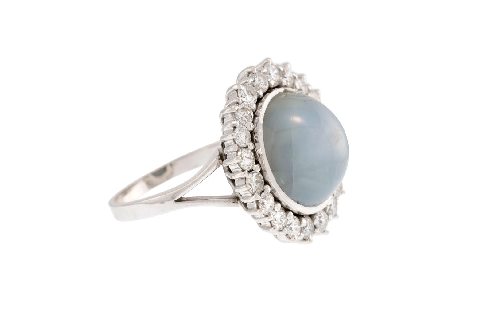 Bague or gris 750 sertie d'un saphir étoilé gris entouré de diamants taille brillant, - 2