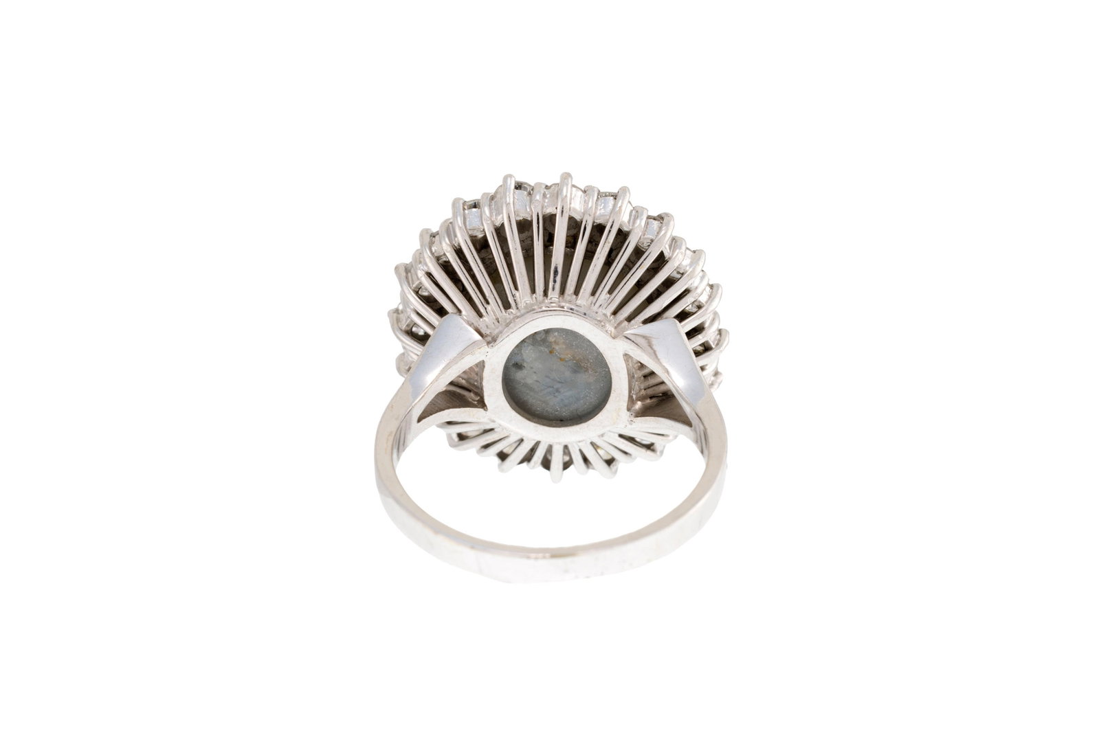 Bague or gris 750 sertie d'un saphir étoilé gris entouré de diamants taille brillant, - 3