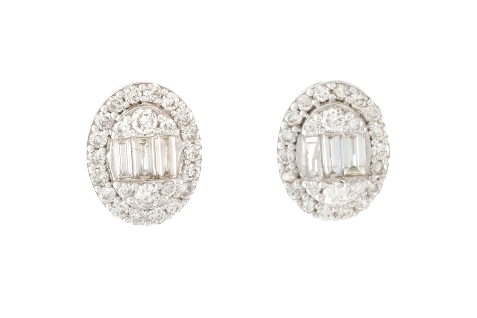 Paire de clous d'oreilles "illusion" ovale or gris 750 sertis de diamants taille baguette et brillan (1 of 4)