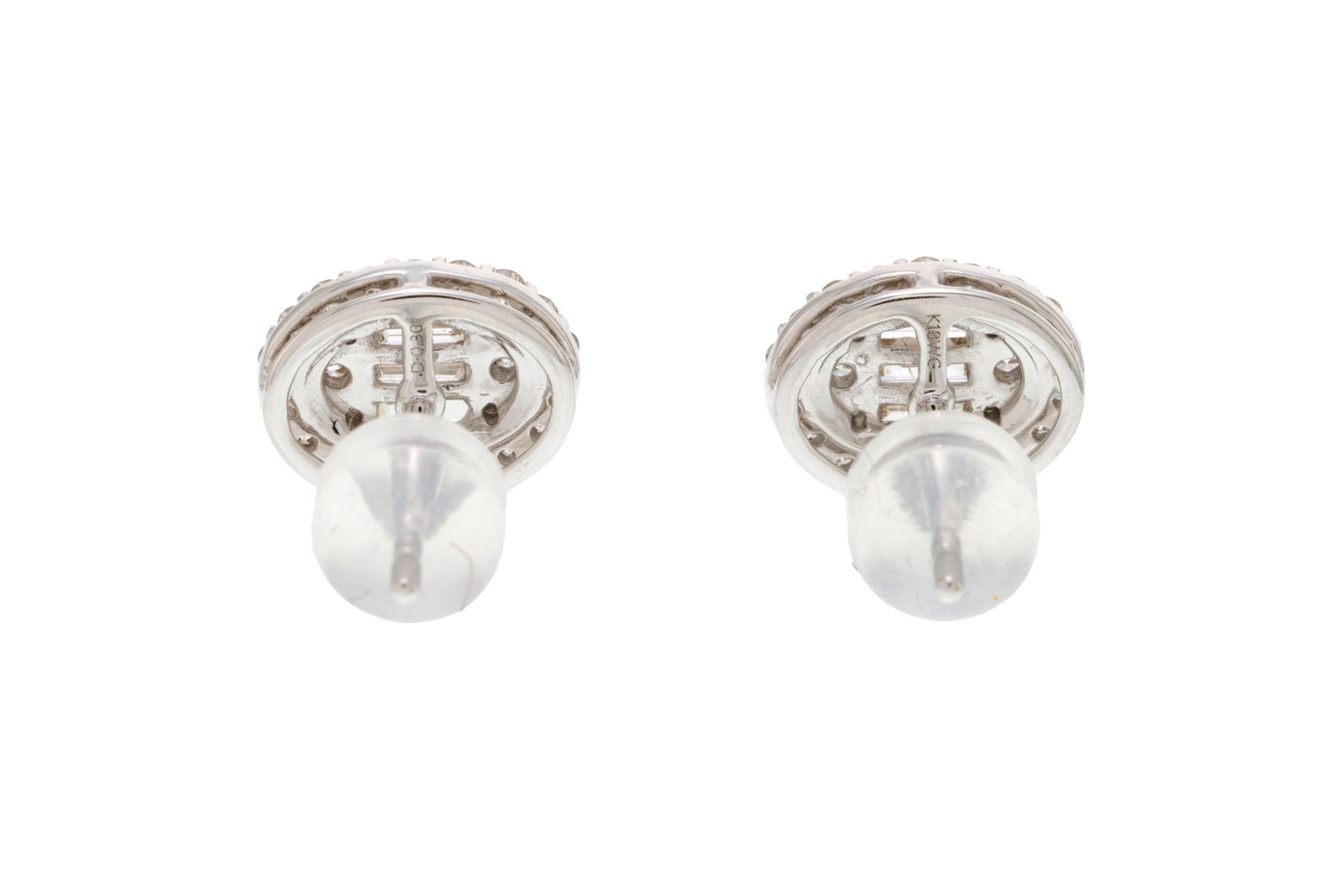 Paire de clous d'oreilles "illusion" ovale or gris 750 sertis de diamants taille baguette et brillan - 3