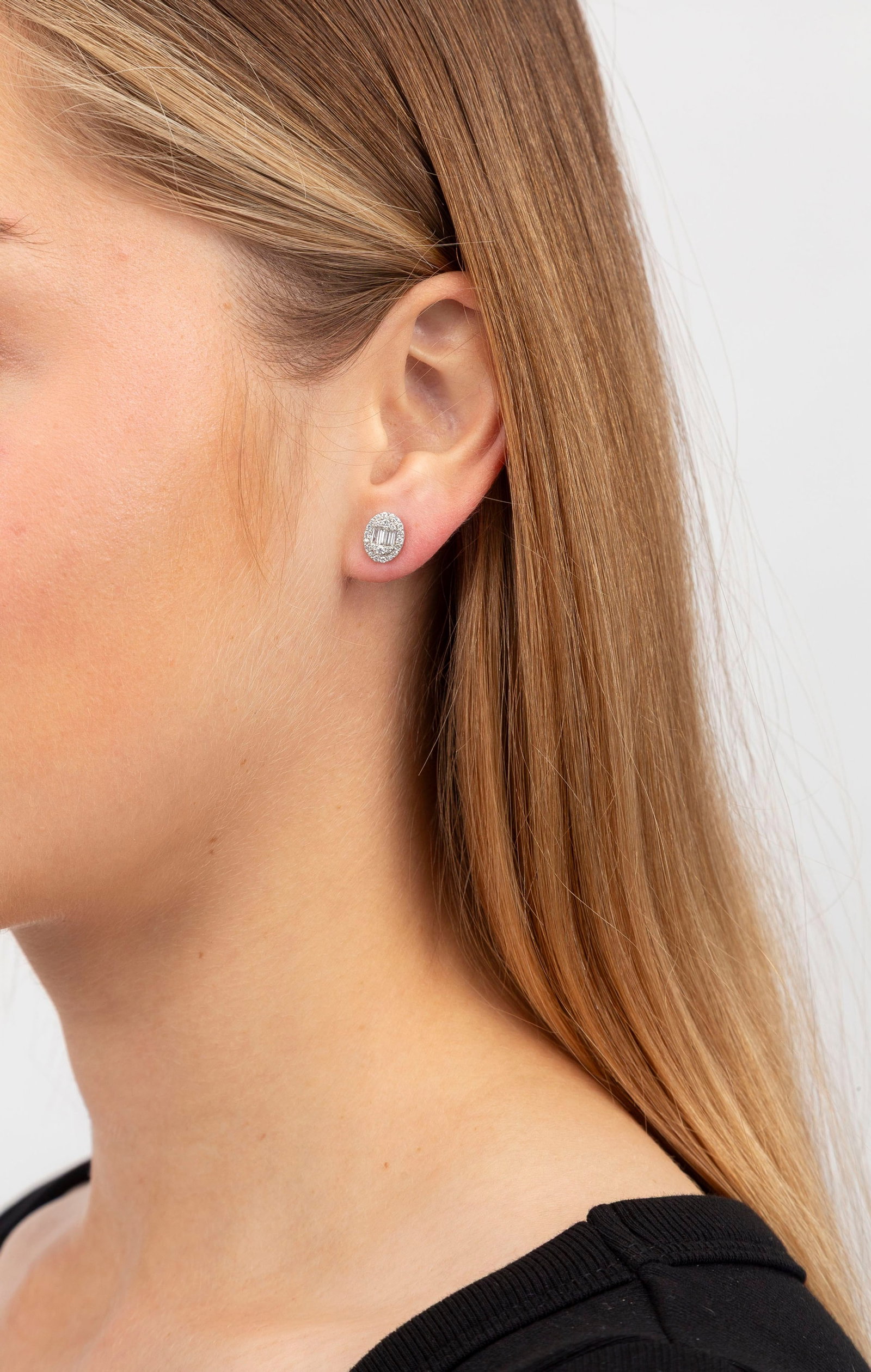Paire de clous d'oreilles "illusion" ovale or gris 750 sertis de diamants taille baguette et brillan - 4