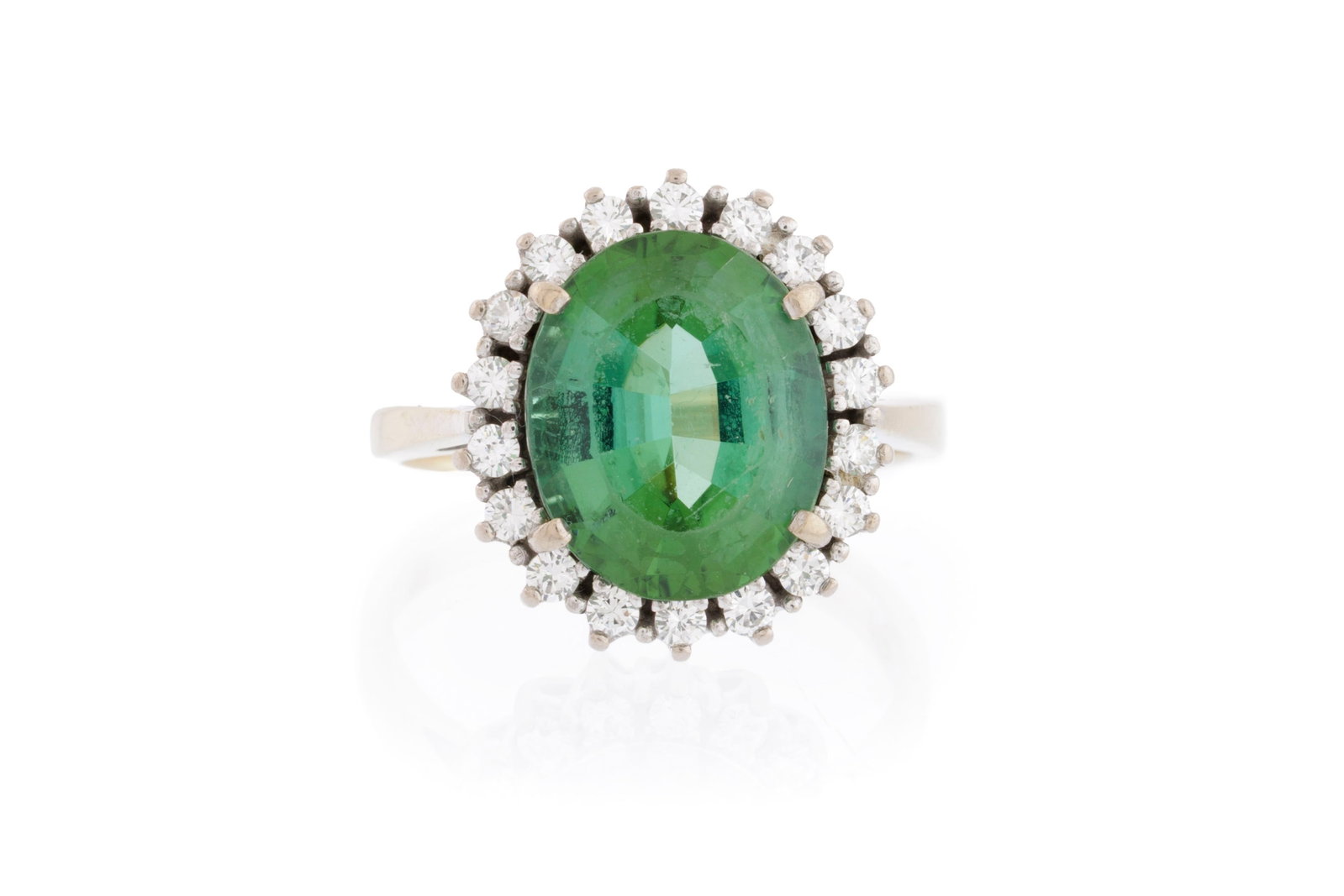 Bague or gris 750 sertie d'une tourmaline verte ovale entourée de diamants taille brillant, doi: Bague or gris 750 sertie d'une tourmaline verte ovale entourée de diamants taille brillant, doigt 57-17, 7g Condition Monture: Bon état de conservation général. Présence de
