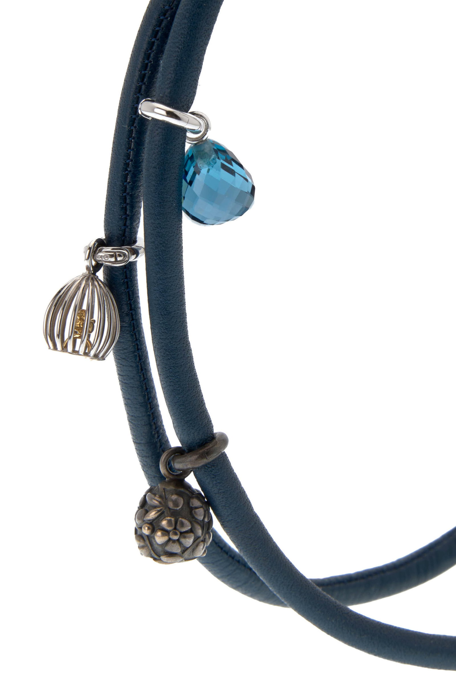 Ole Lynggaard, collier en cuir bleu retenant des charms en or gris 750 et argent noirci, certains se - 2