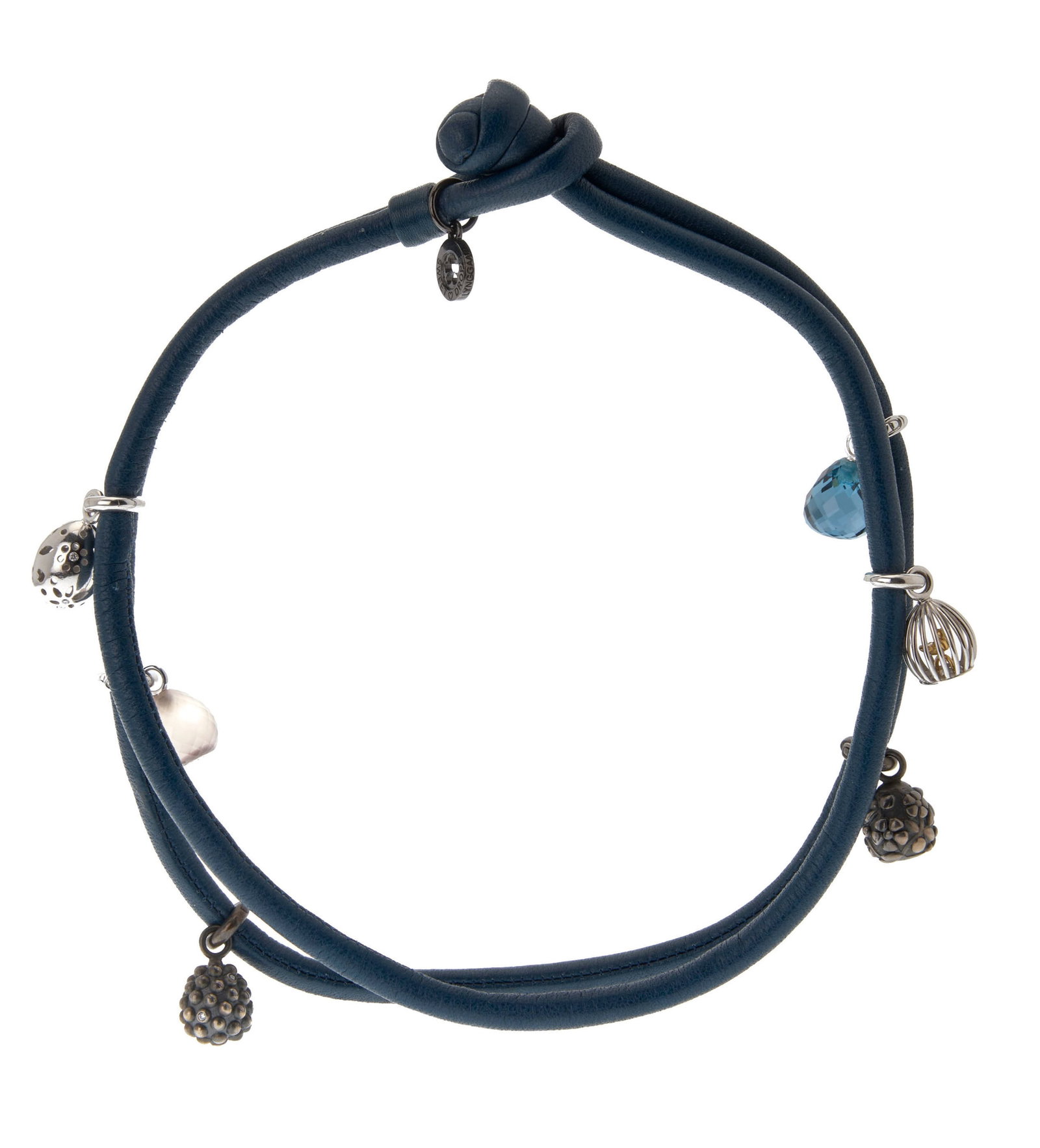 Ole Lynggaard, collier en cuir bleu retenant des charms en or gris 750 et argent noirci, certains se - 3