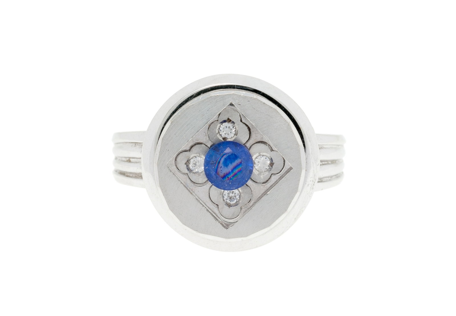Bague or gris 750 ornée d'une plaque de verre surmontant un saphir encadré de quatre diama: Bague or gris 750 ornée d'une plaque de verre surmontant un saphir encadré de quatre diamants taille brillant, doigt 57-17, 10g Condition Monture: Bon état de conservation