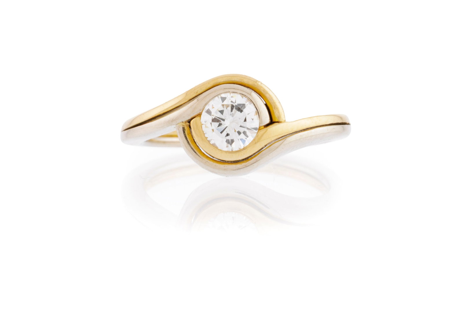 Solitaire 2 ors 750 sertie d'un diamant (env. 0.40 ct) taille brillant, doigt 49-9: Solitaire 2 ors 750 sertie d'un diamant (env. 0.40 ct) taille brillant, doigt 49-9 Condition Très bon état de conservation général
