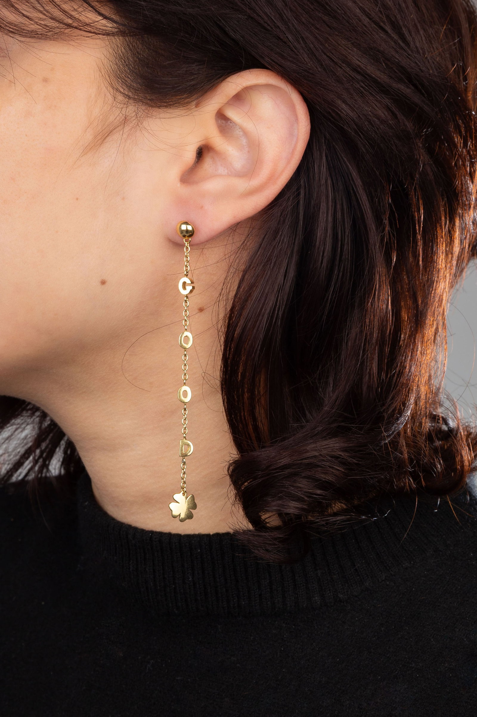 Paire de pendants d’oreilles or 750 en cascade de lettres 'GOOD' et 'LUCK', long. 9.5 cm, 11g - 4