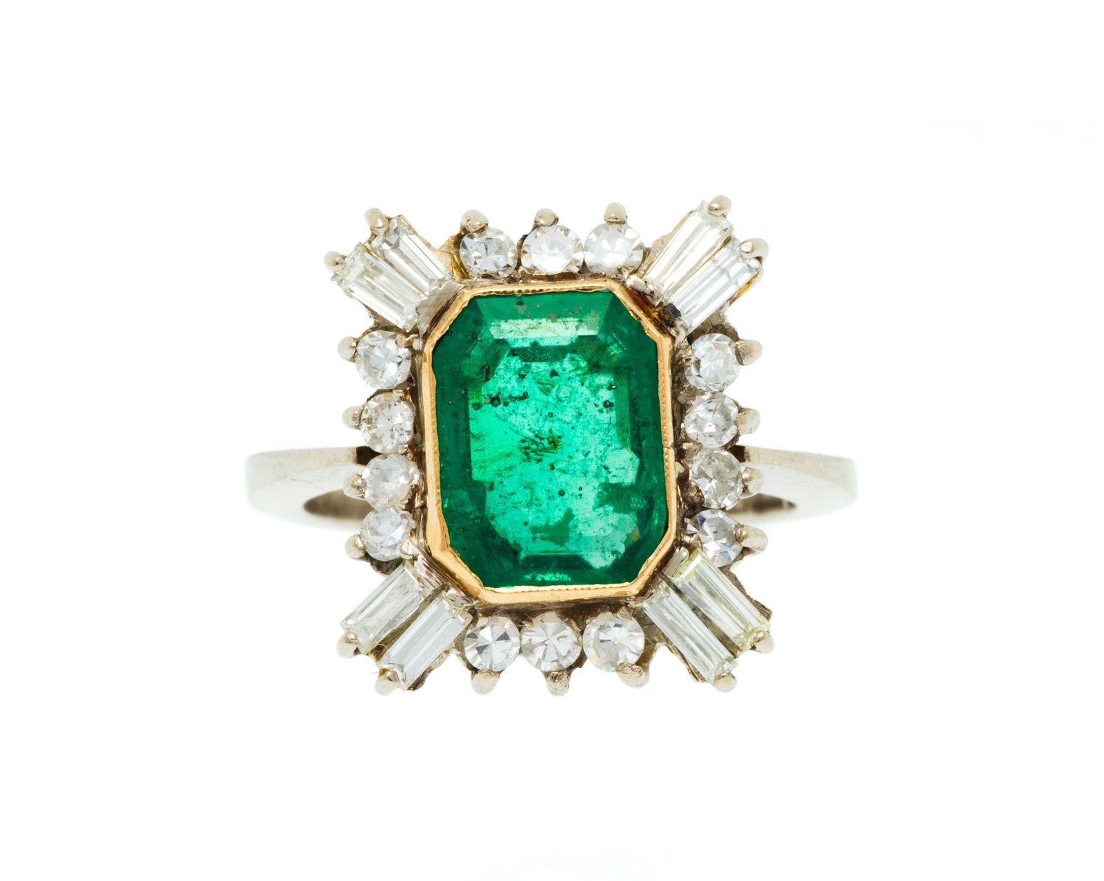 Bague or 585 sertie d'une émeraude octogonale entourée de diamants taille baguette et 8/8, (1 of 4)