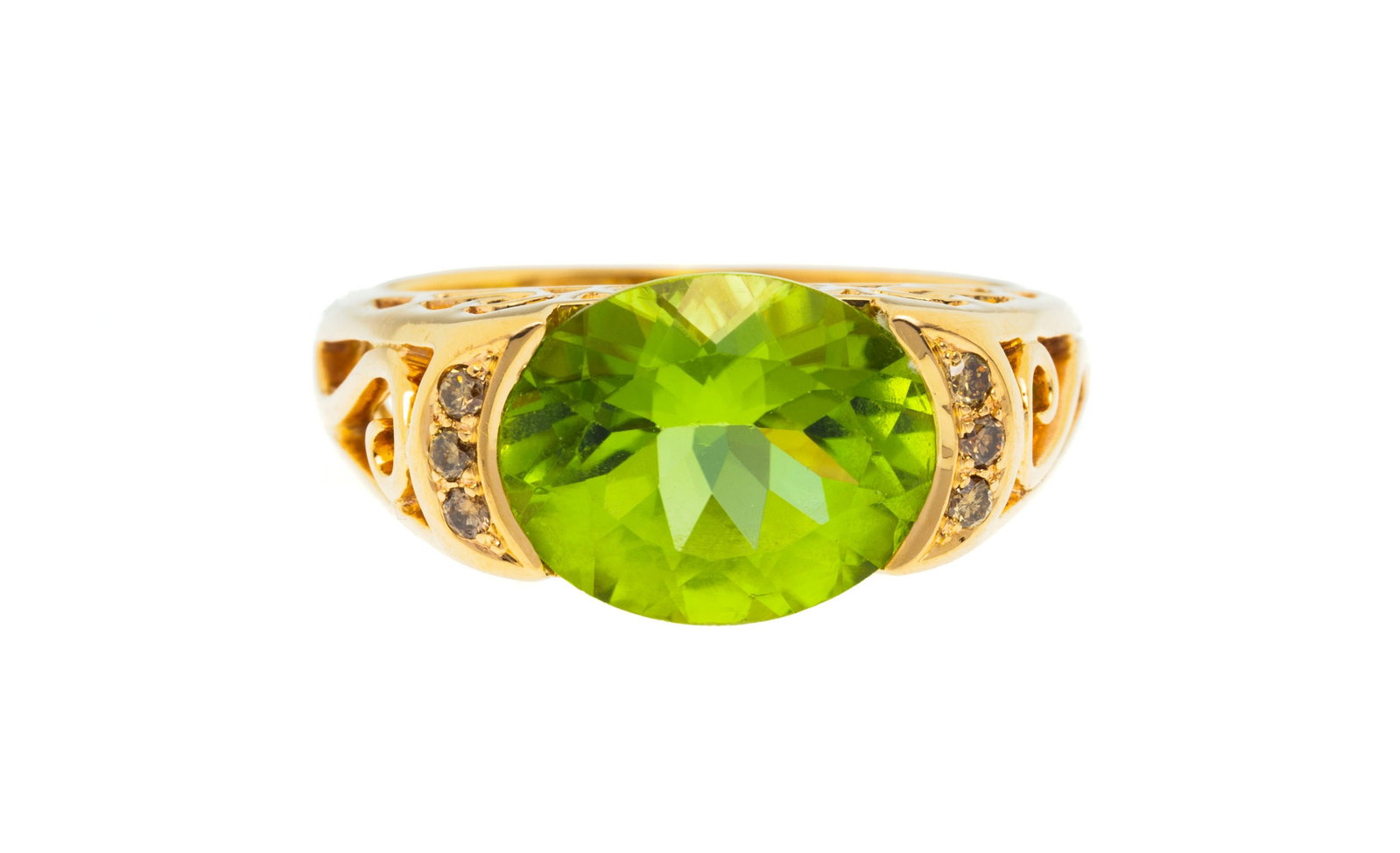 Bague or rose 750 ajouré sertie d'un péridot ovale épaulé de diamants bruns tail: Bague or rose 750 ajouré sertie d'un péridot ovale épaulé de diamants bruns taille brillant, doigt 51-11, 4g Condition Monture: Bon état de conservation général.