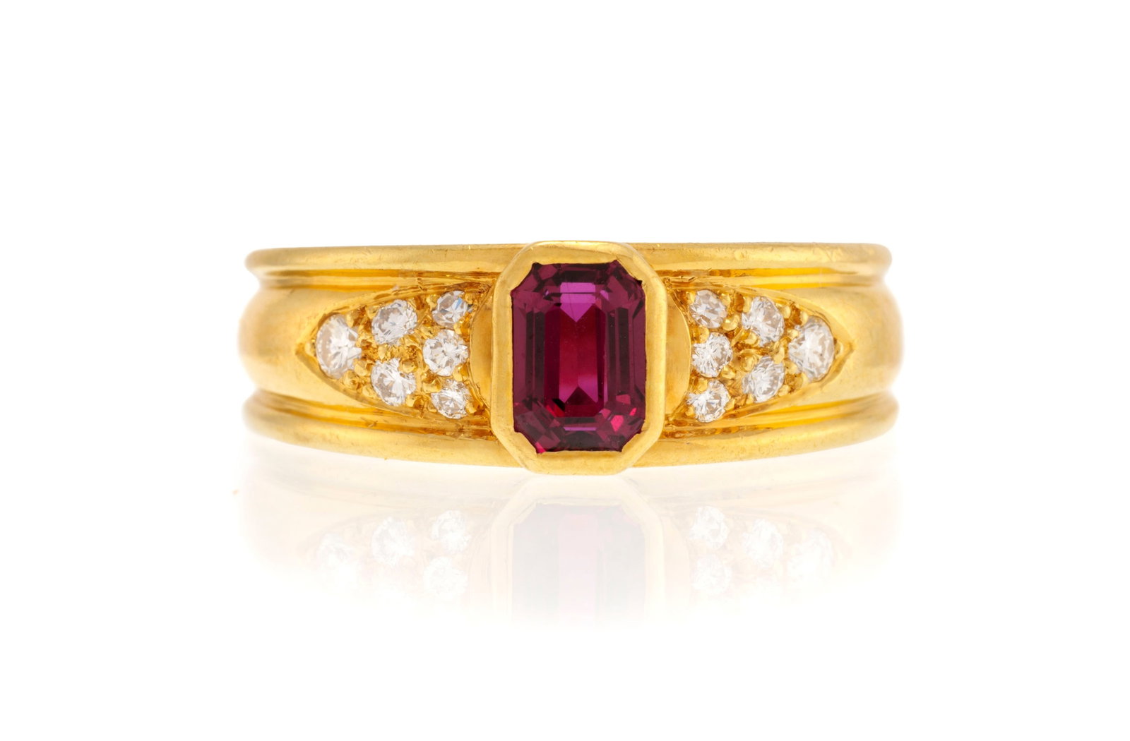 Bague or 750 sertie d'un rubis octogonal épaulé de diamants taille brillant, doigt 53-13, : Bague or 750 sertie d'un rubis octogonal épaulé de diamants taille brillant, doigt 53-13, 7g Condition Bon état de conservation général. Présence de nombreuses rayures et