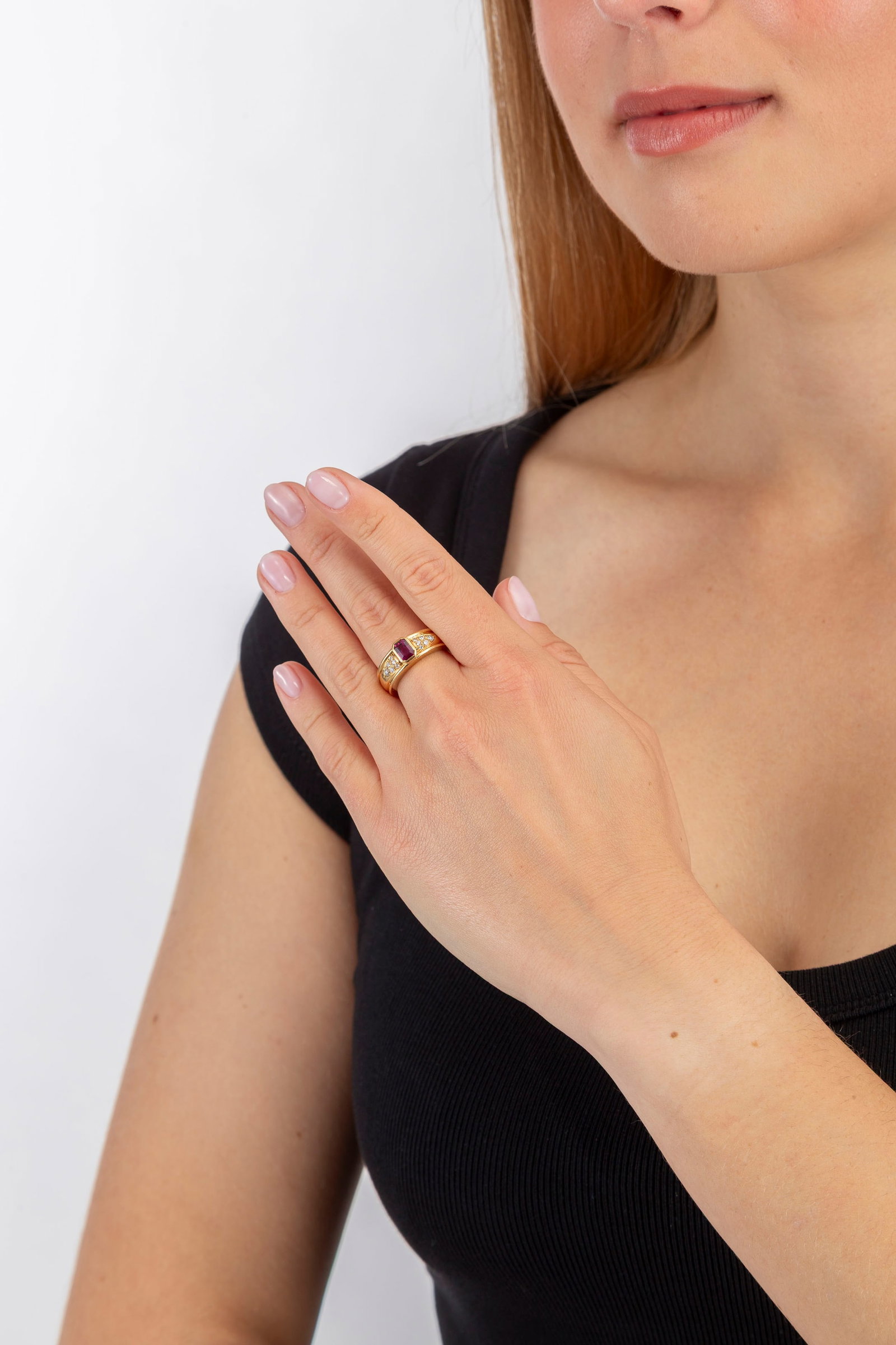 Bague or 750 sertie d'un rubis octogonal épaulé de diamants taille brillant, doigt 53-13,  - 4