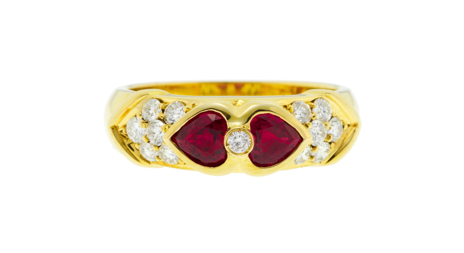 Bague or 750 sertie de deux rubis taille cœur épaulés de diamants taille brillant, do: Bague or 750 sertie de deux rubis taille cœur épaulés de diamants taille brillant, doigt 54-14, 5g Condition Très bon état de conservation général. Présence de 