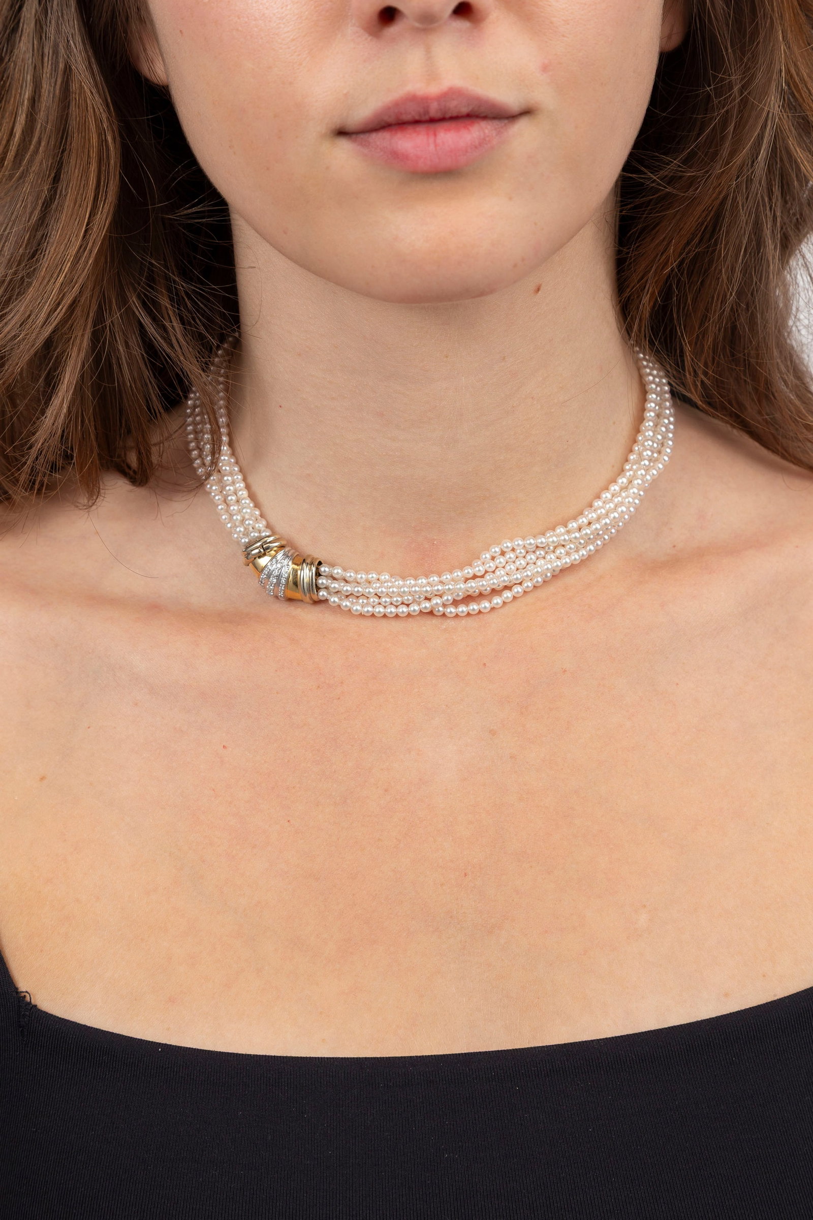 Collier composé de 6 rangs de perles de culture blanches, fermoir 2 ors 750 serti de diamants t - 4