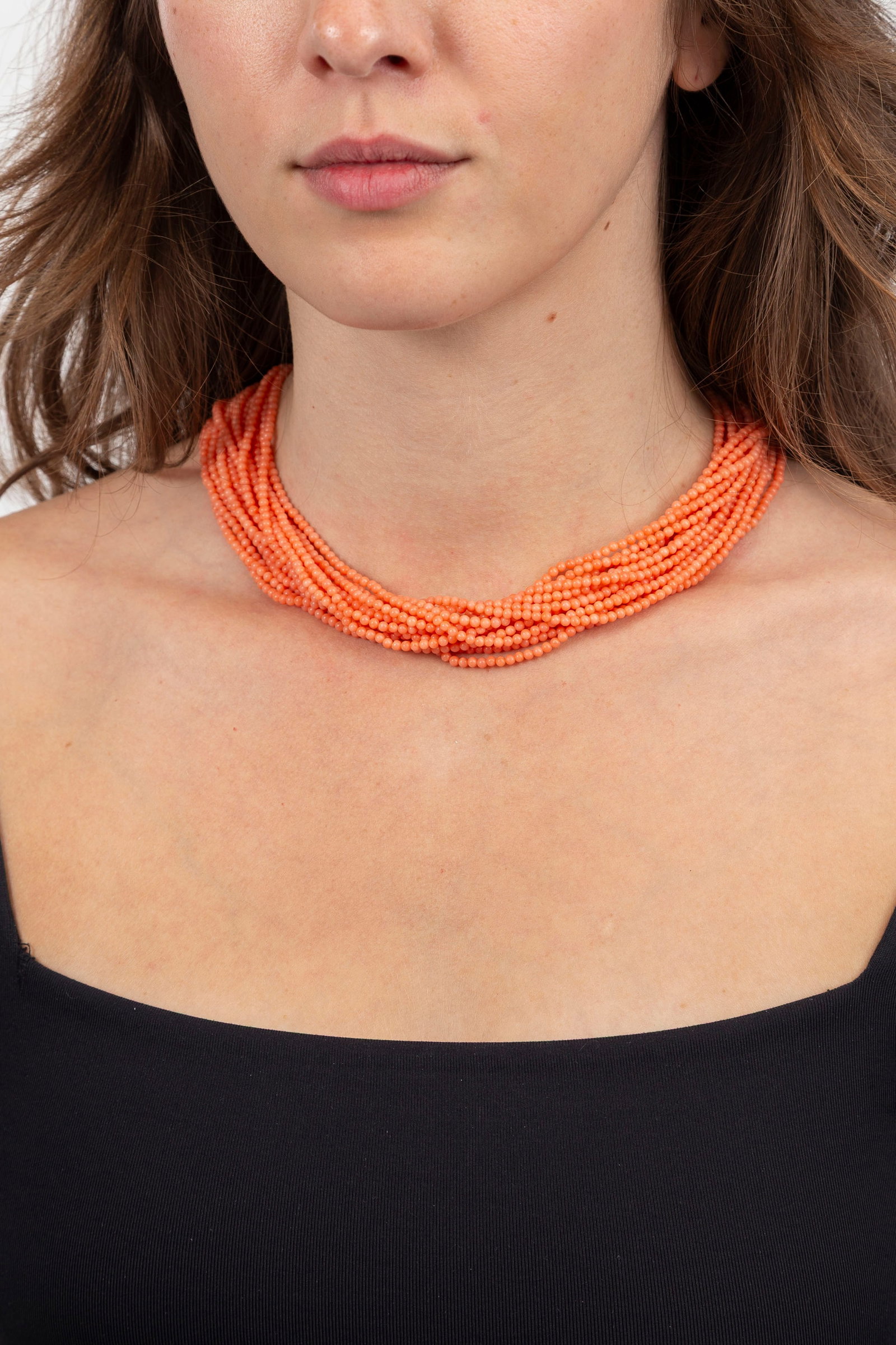Collier multi-rangs de billes de corail rose, fermoir en or 750 godronné, long. 44.5 cm \+ D - 4