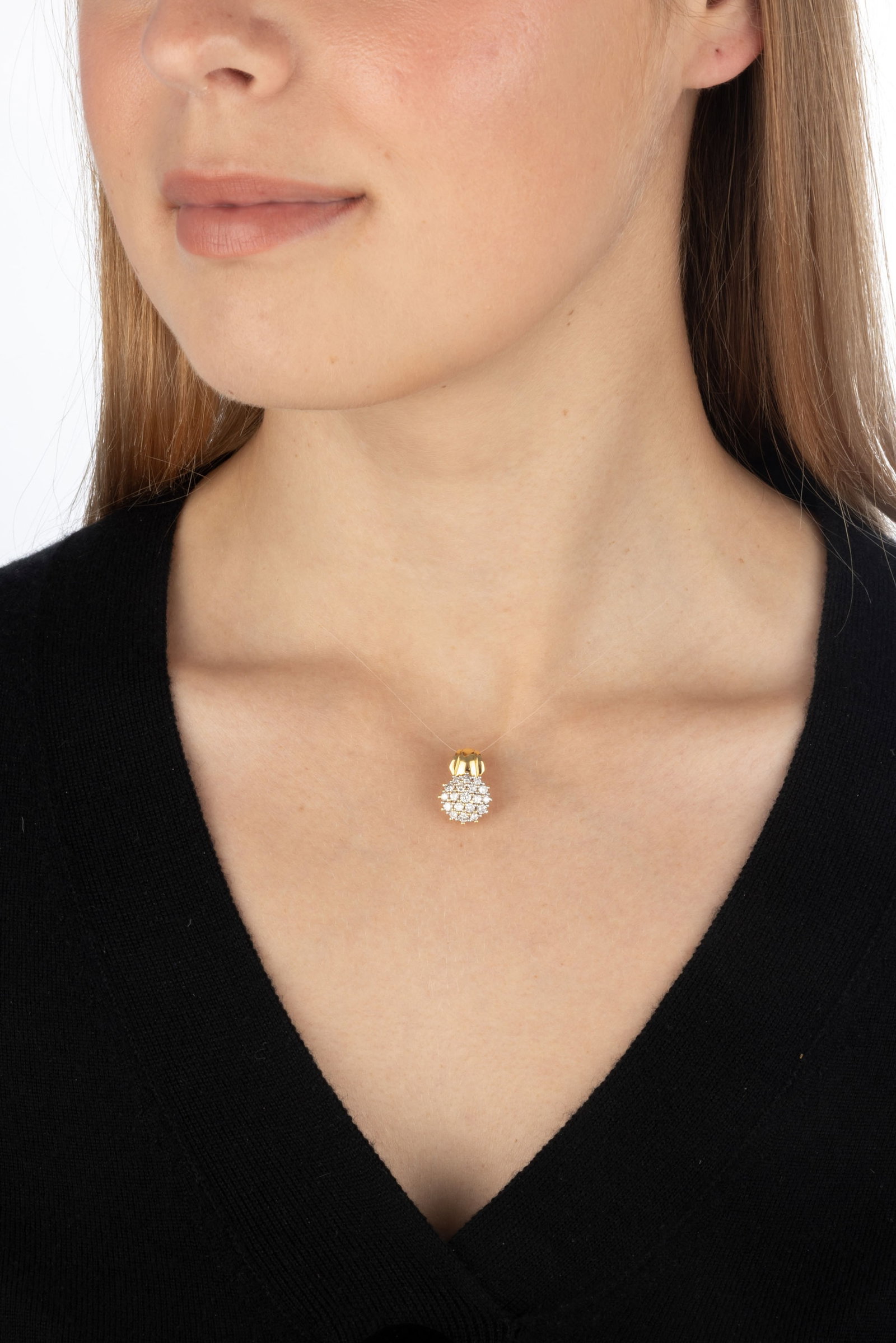 Pendentif or 750 godronné serti de diamants taille brillant, h. 1.9 cm, 4g - 4
