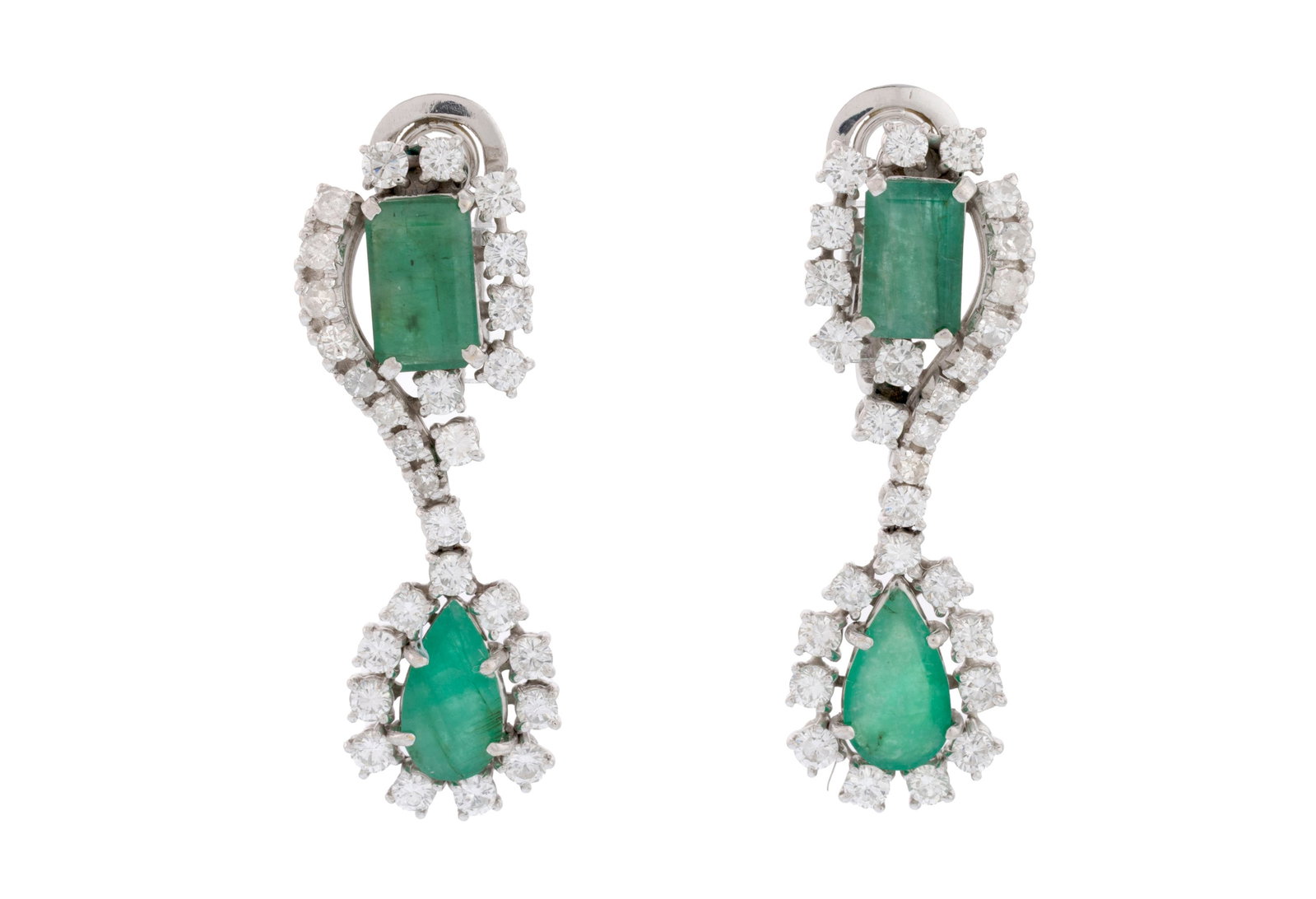 Paire de pendants d’oreilles or gris 750 sertis d'émeraudes octogonales et piriformes ent: Paire de pendants d’oreilles or gris 750 sertis d'émeraudes octogonales et piriformes entourées de diamants taille brillant et 8/8, h. 4.3 cm, 16g Condition Montures: Bon à