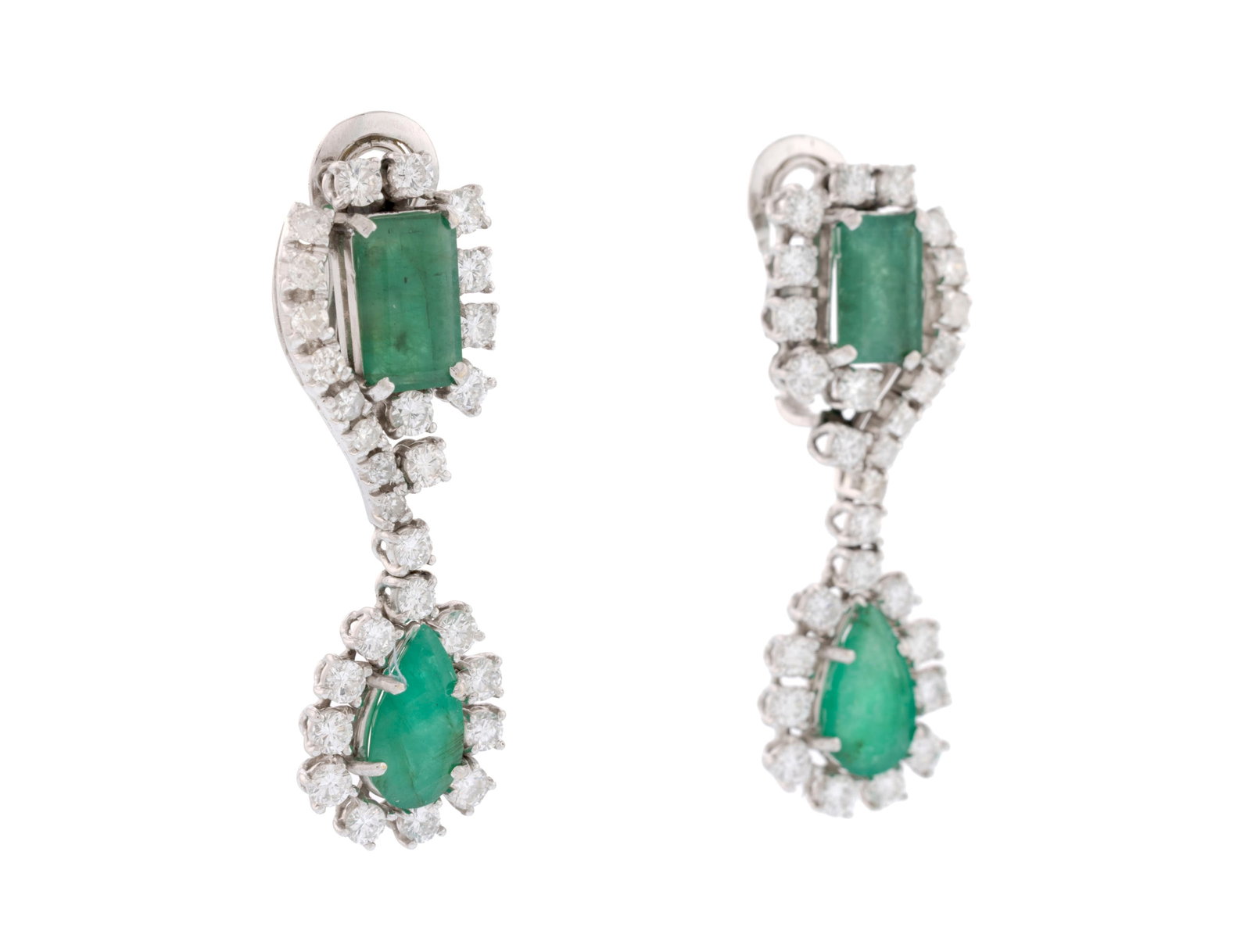 Paire de pendants d’oreilles or gris 750 sertis d'émeraudes octogonales et piriformes ent - 2