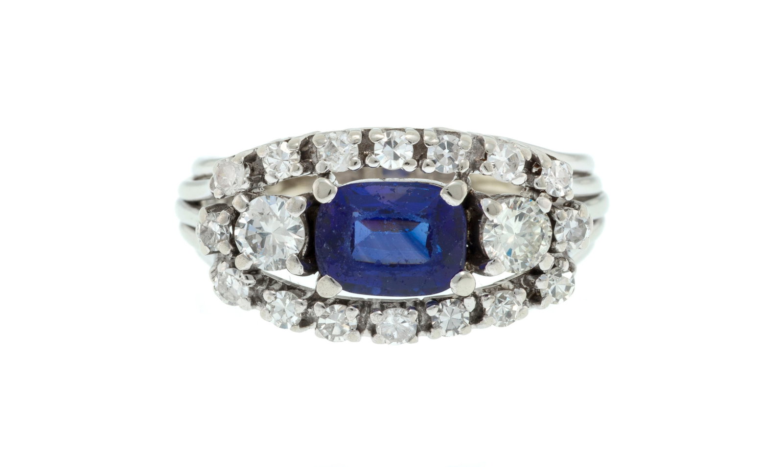 Bague or gris 585 sertie d'un saphir synthétique entouré de diamants taille brillant et 8/ (1 of 3)