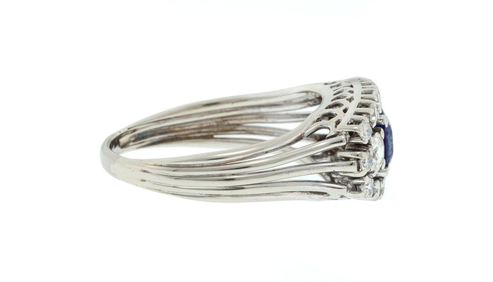 Bague or gris 585 sertie d'un saphir synthétique entouré de diamants taille brillant et 8/ - 2