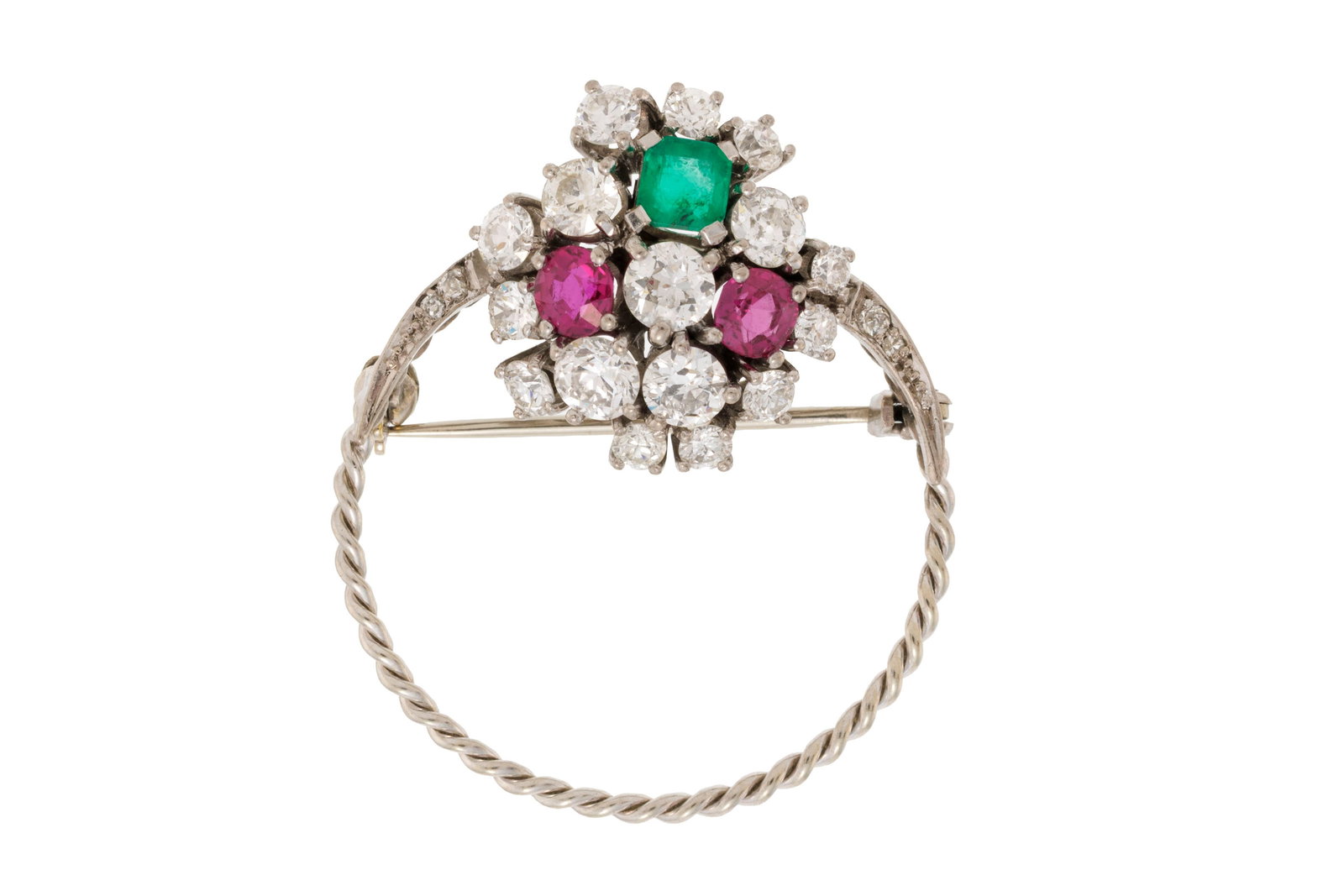 Broche circulaire or gris 375 torsadé sertie d'une émeraude, de rubis ainsi que de diamant: Broche circulaire or gris 375 torsadé sertie d'une émeraude, de rubis ainsi que de diamants taille brillant et 8/8, h. 3.4 cm, 5g Condition Monture: Bon état de conservation gén