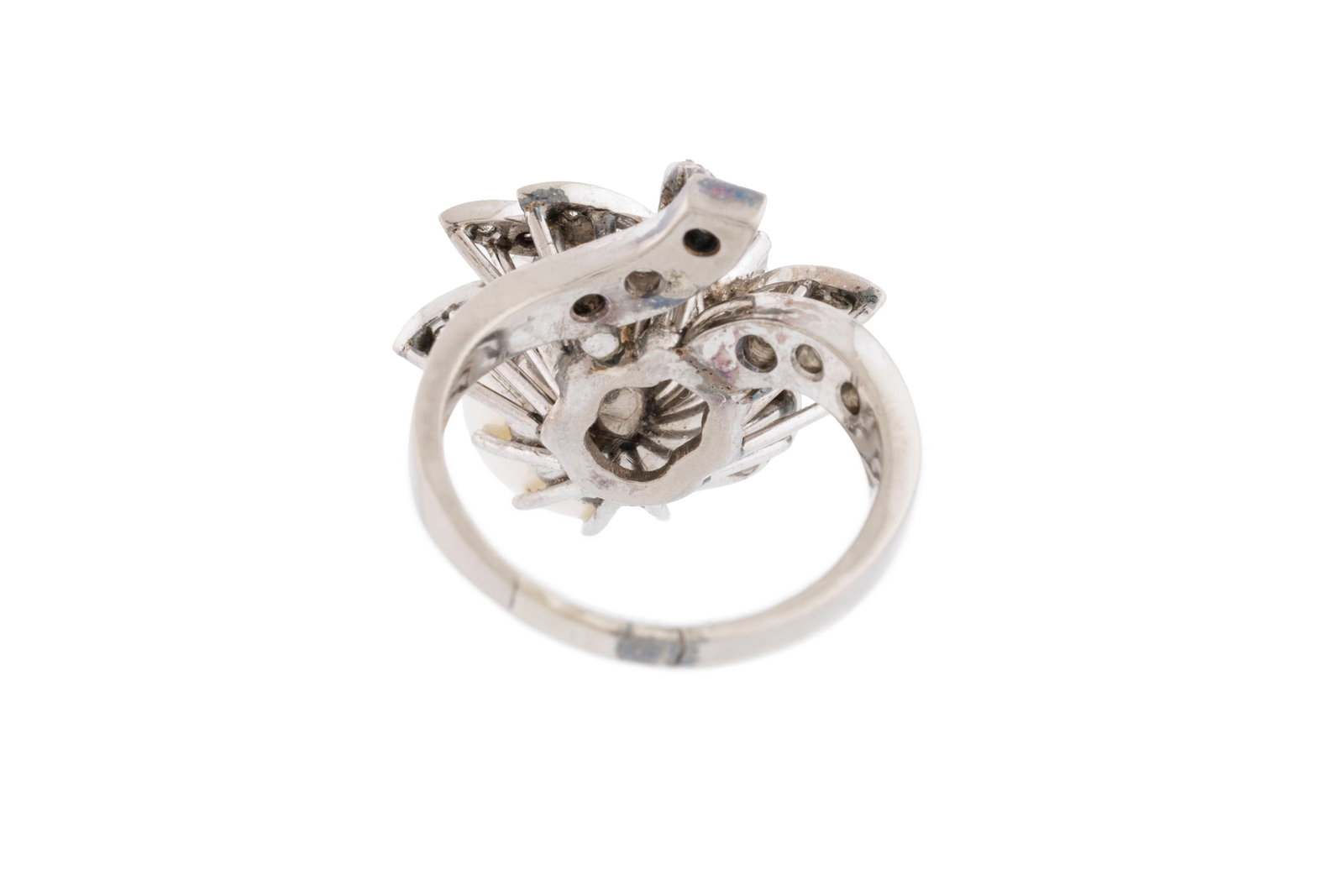 Bague or gris 585 ornée d'une perle de culture baroque et sertie de diamants taille brillant, d - 3
