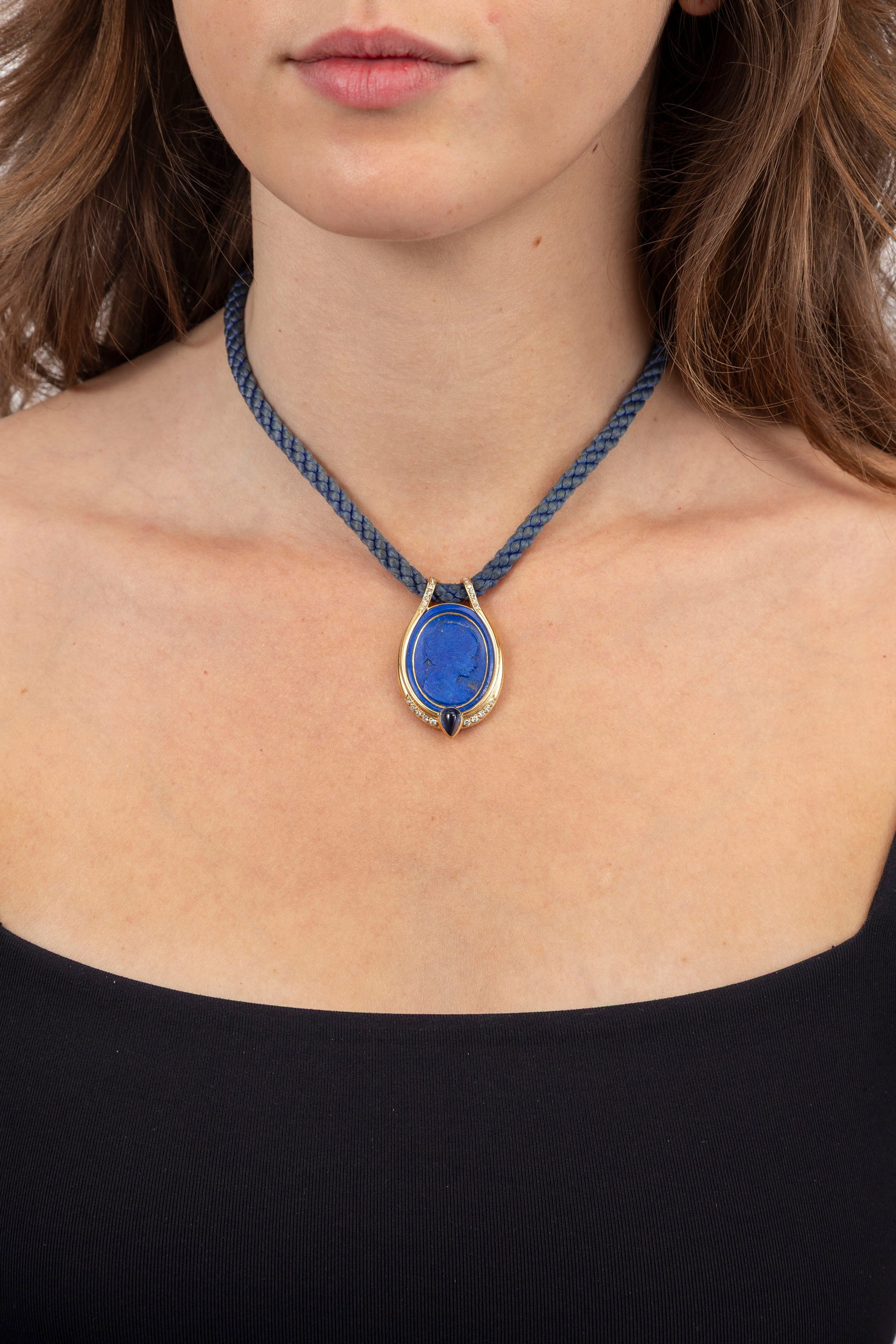 Pendentif or 750 orné d'un camée sur lapis-lazuli représentant un profil féminin - 4