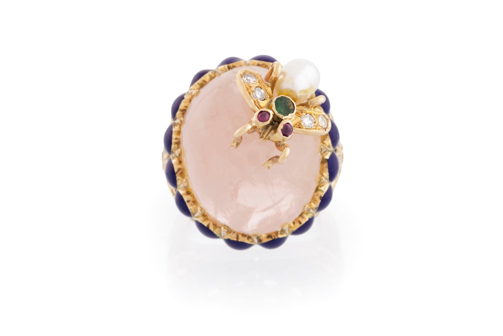Bague or 585 et émail bleu à décor végétal ajouré et sertie de diamant: Bague or 585 et émail bleu à décor végétal ajouré et sertie de diamants taille 8/8 entourant un cabochon de quartz rose surmonté d'une mouche ornée d'une perle 