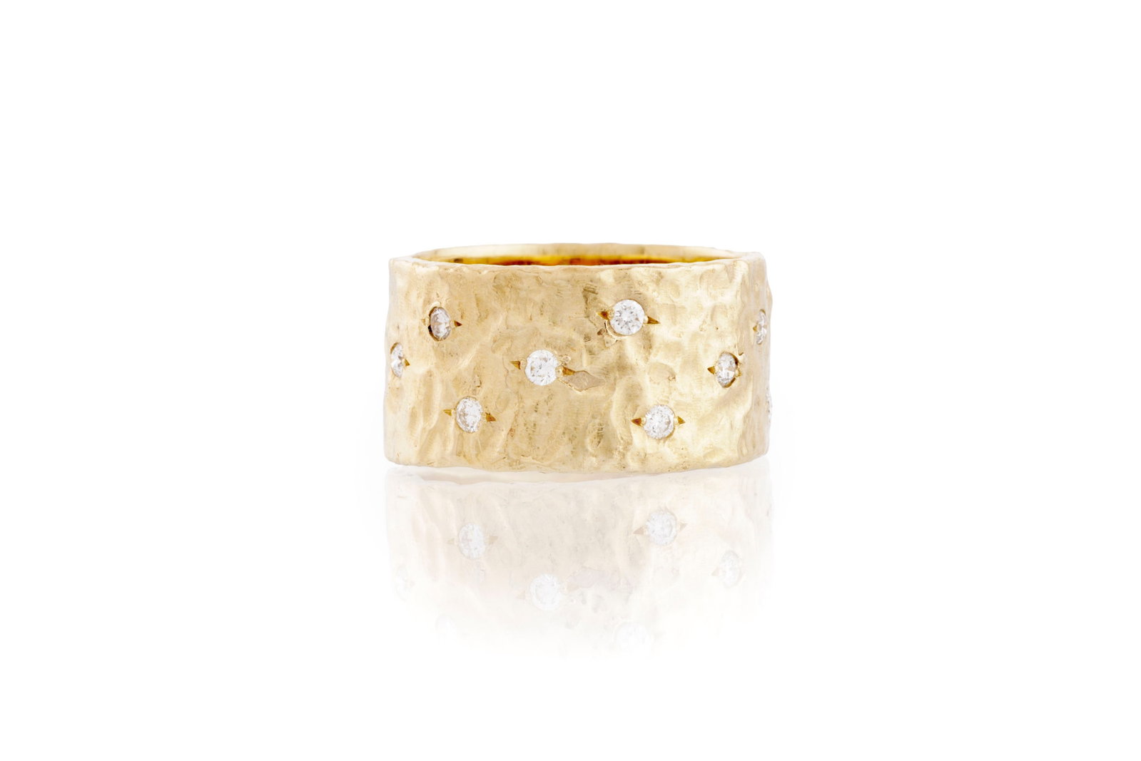 Bague or 750 martelé sertie de diamants taille brillant, doigt 52-12, 9g: Bague or 750 martelé sertie de diamants taille brillant, doigt 52-12, 9g Condition Bon état de conservation général. Présence de rayures et micro rayures d'usage normal.