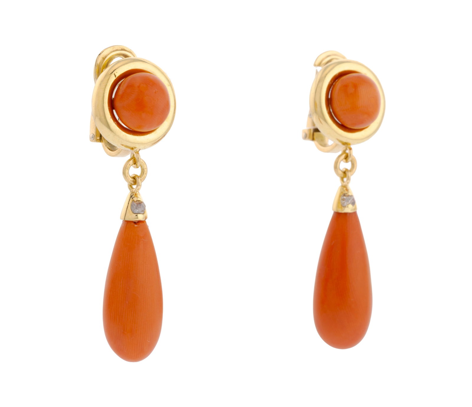 Paire de pendants d'oreilles or 750 ornés de cabochons et de gouttes de corail surmontées  - 2
