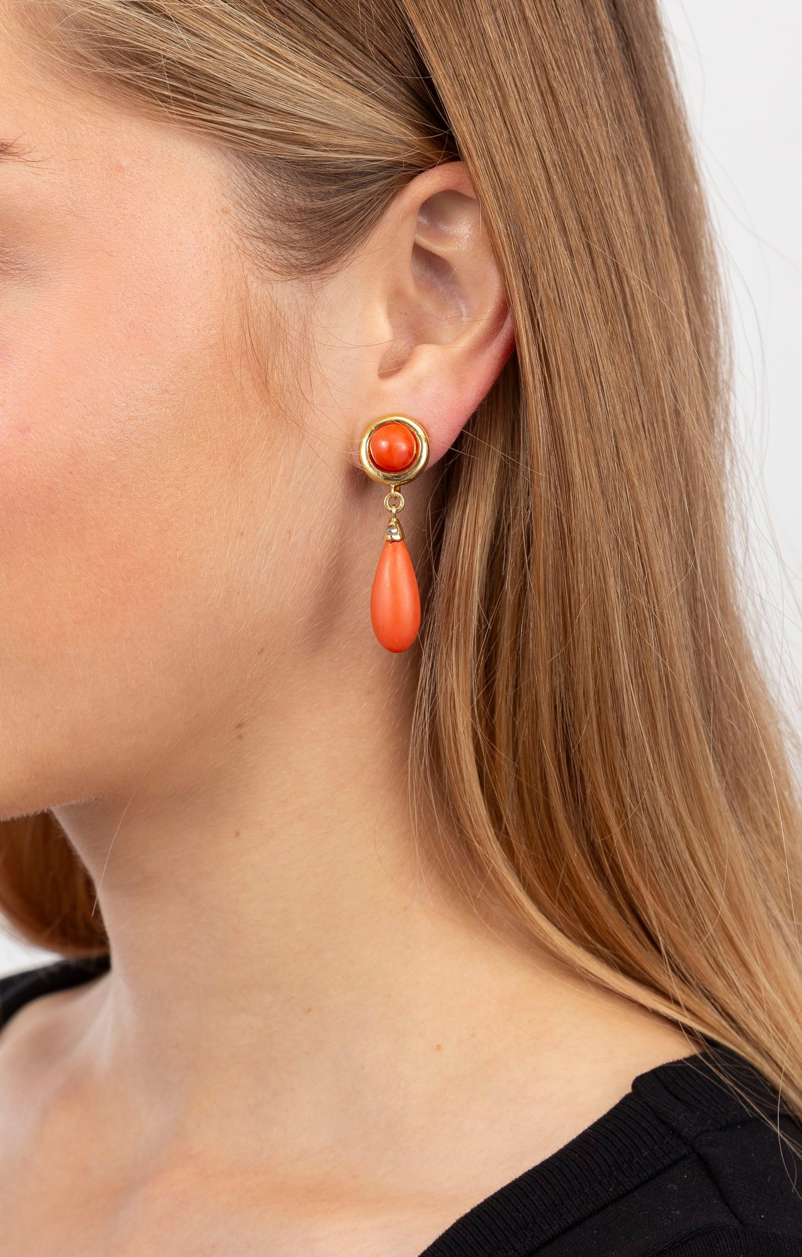 Paire de pendants d'oreilles or 750 ornés de cabochons et de gouttes de corail surmontées  - 4