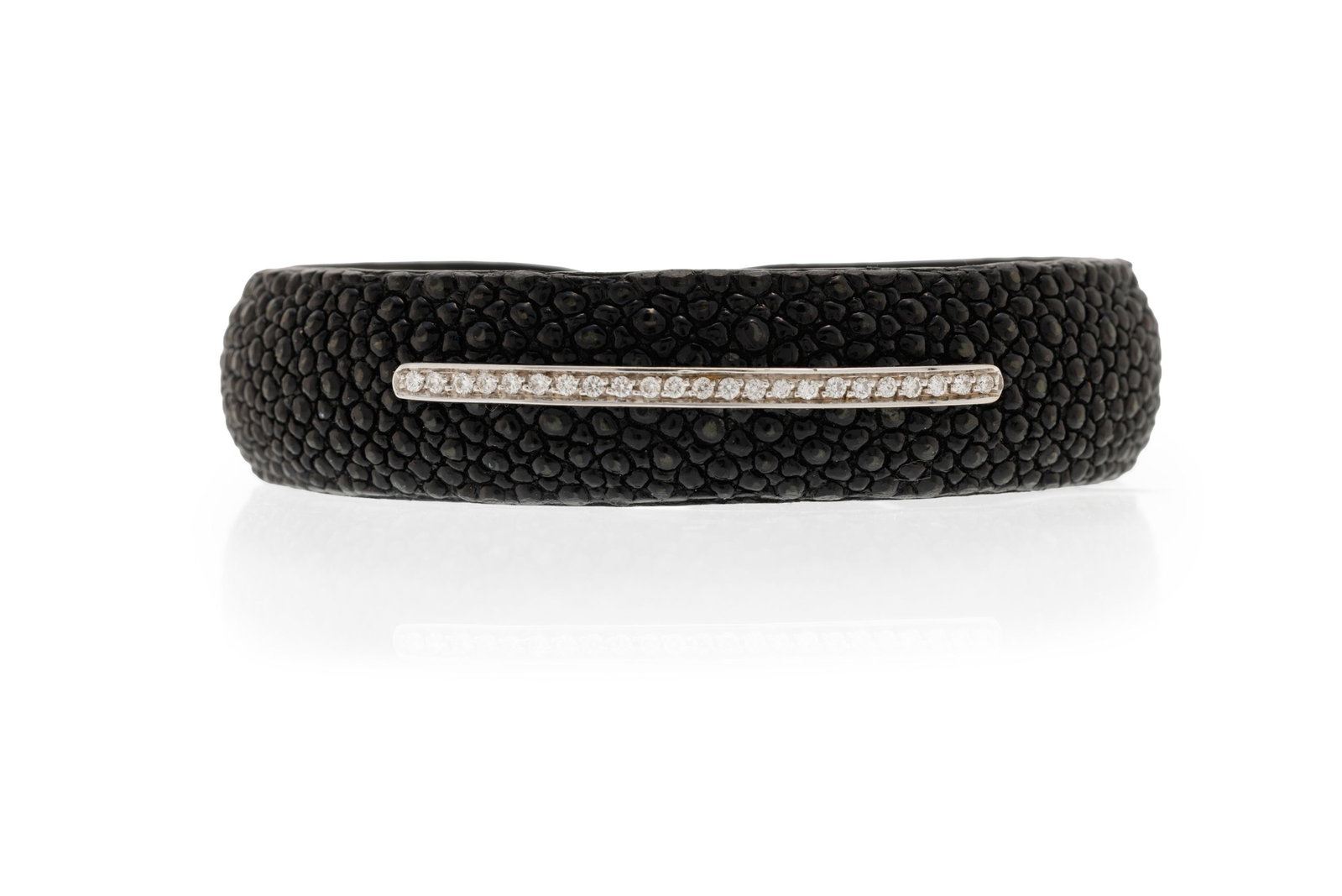 Bracelet en galuchat noir surmonté d'une ligne en or gris 750 sertie de diamants taille brillan: Bracelet en galuchat noir surmonté d'une ligne en or gris 750 sertie de diamants taille brillant, circ. 16 cm Condition Bon à très bon état de conservation général.