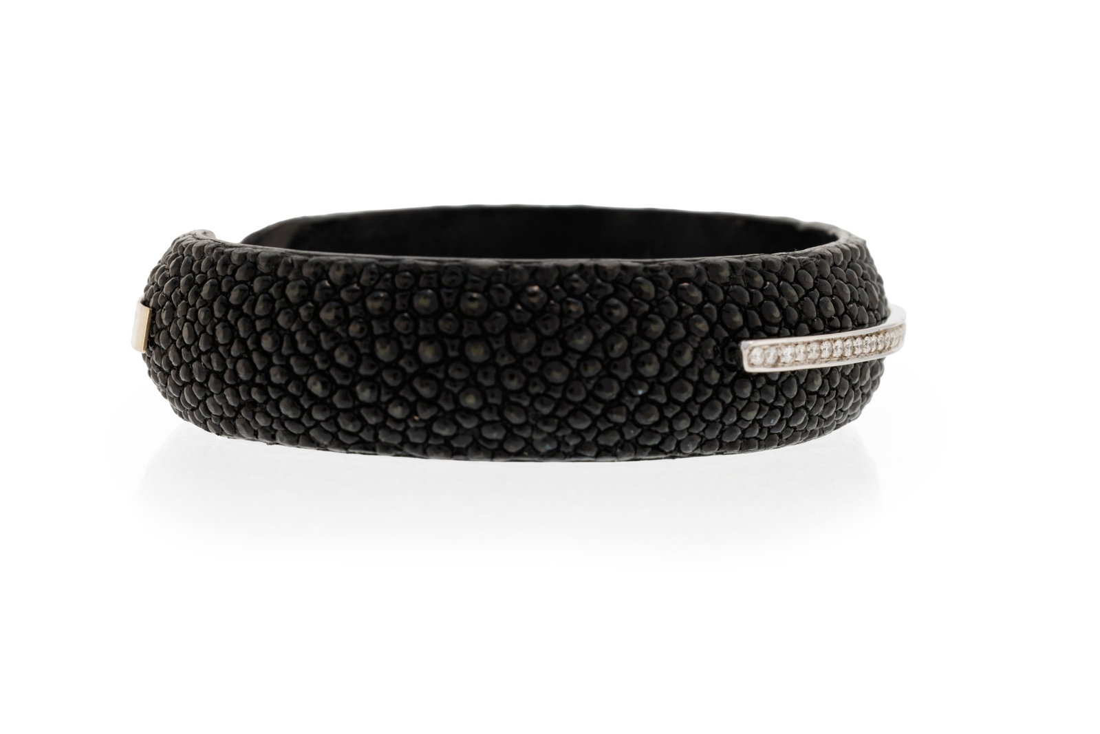 Bracelet en galuchat noir surmonté d'une ligne en or gris 750 sertie de diamants taille brillan - 2