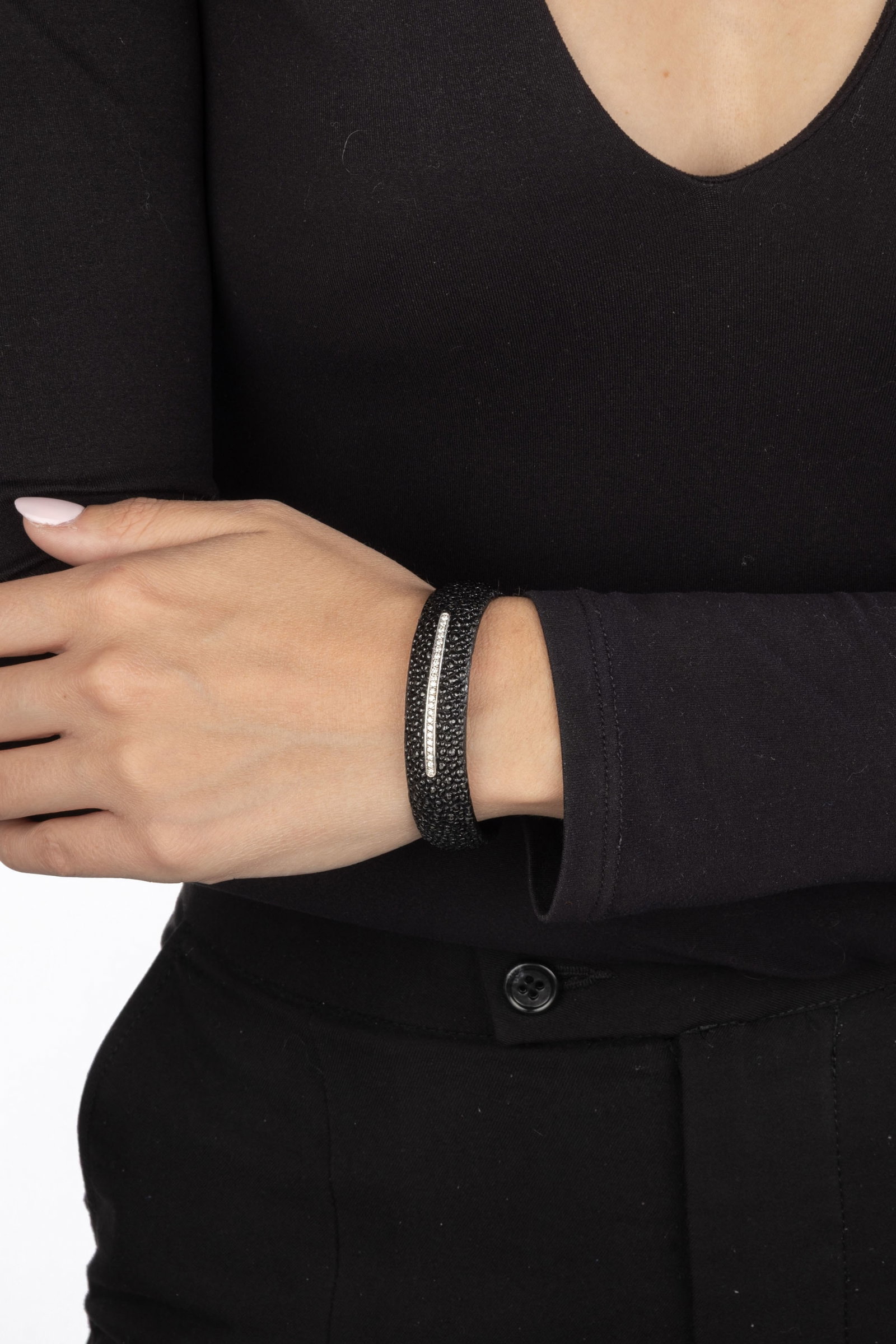 Bracelet en galuchat noir surmonté d'une ligne en or gris 750 sertie de diamants taille brillan - 4