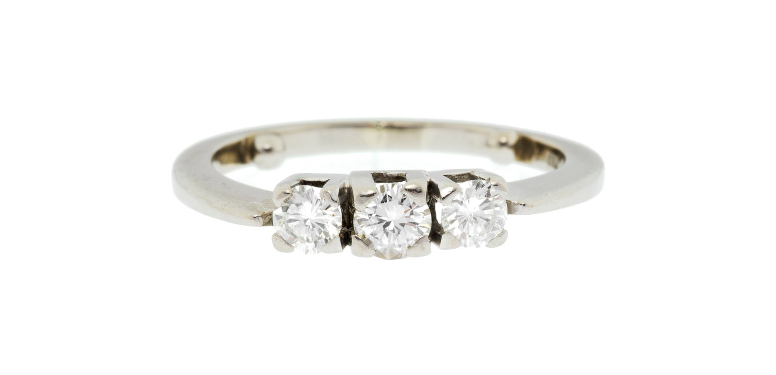 Bague or gris 750 sertie de 3 diamants taille brillant, doigt env. 54-14, 3g: Bague or gris 750 sertie de 3 diamants taille brillant, doigt env. 54-14, 3g Condition Bon état de conservation général. Présence de rayures et micro rayures à l'or. Deux