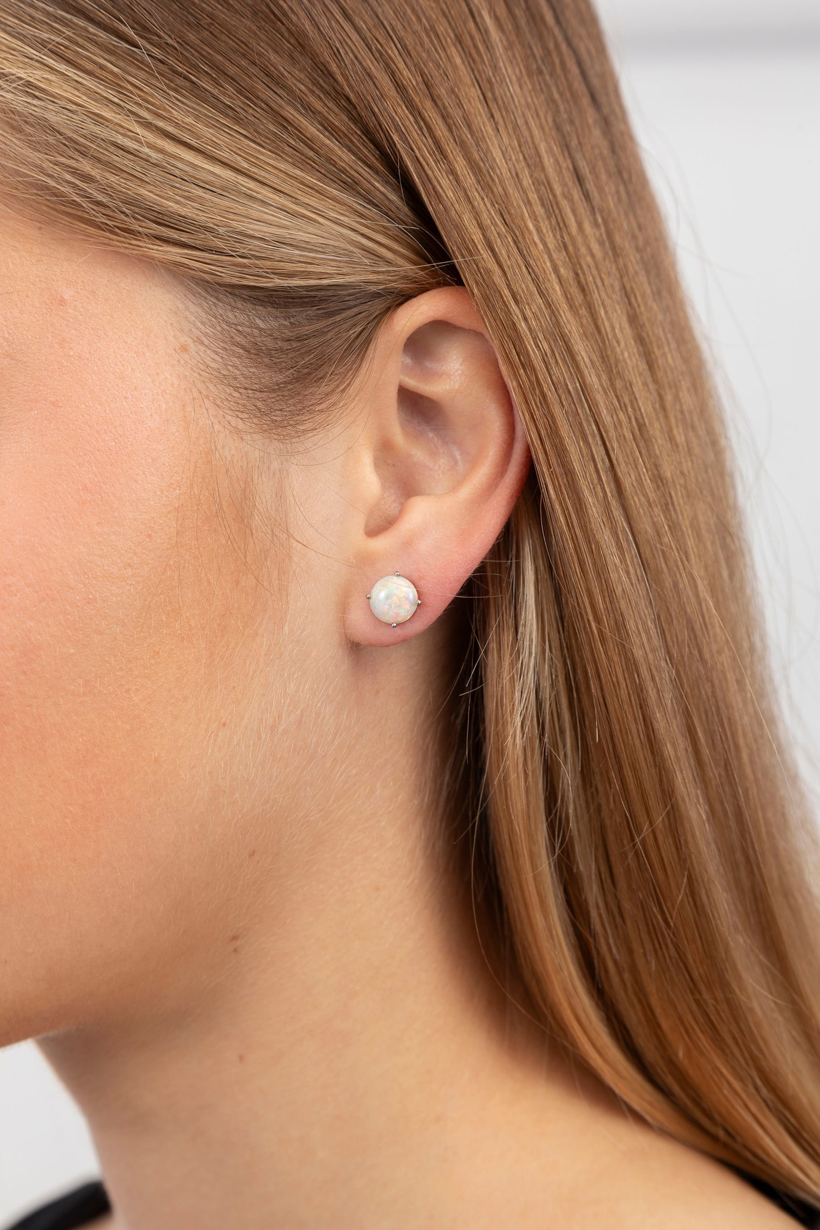 Paire de clous d'oreilles or gris 750 sertis de deux opales blanches, h. 0.7 cm - 4