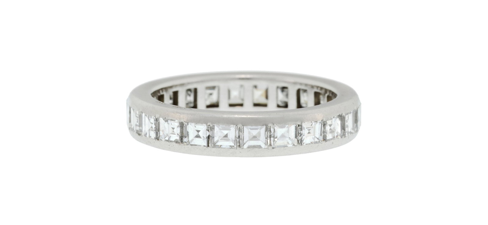 Anneau rivière platine serti de diamants taille carrée, doigt 49-9: Anneau rivière platine serti de diamants taille carrée, doigt 49-9 Condition Monture: Bon état de conservation général. Présence de nombreuses rayures et de légers
