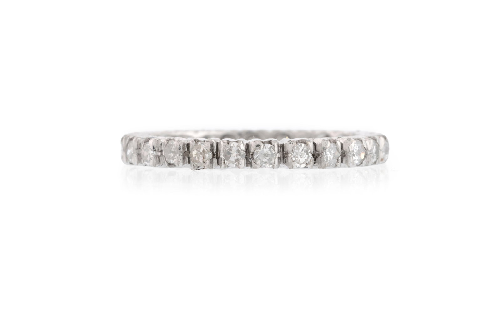 Anneau rivière or gris 750 serti de diamants taille 8/8, doigt 56-16: Anneau rivière or gris 750 serti de diamants taille 8/8, doigt 56-16 Condition Bon état de conservation général. Griffures et petites crevasses sur certains diamants.