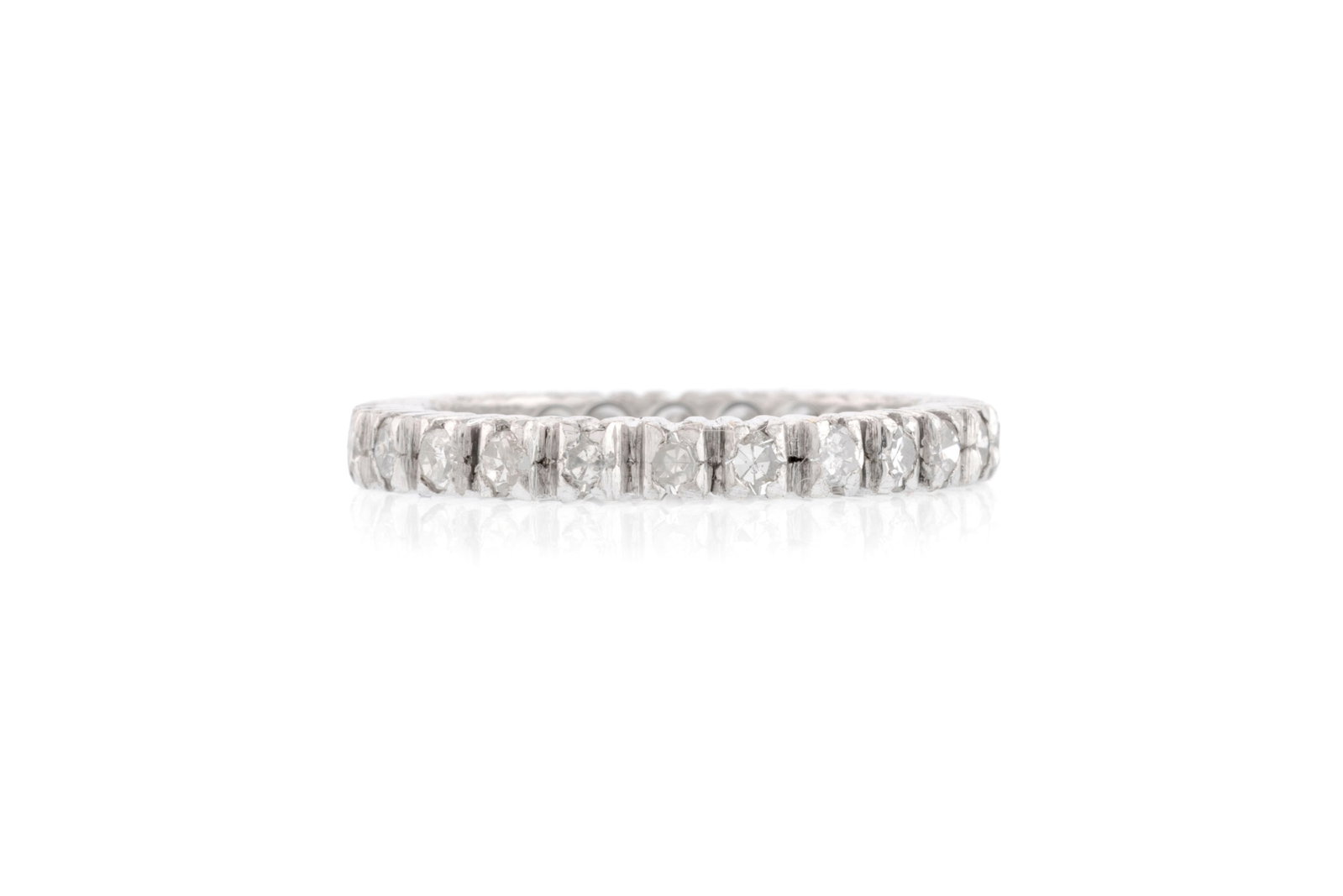 Anneau rivière or gris 750 serti de diamants taille 8/8, doigt 50-10: Anneau rivière or gris 750 serti de diamants taille 8/8, doigt 50-10 Condition Bon état de conservation général. Petits éclats sur certains diamants.