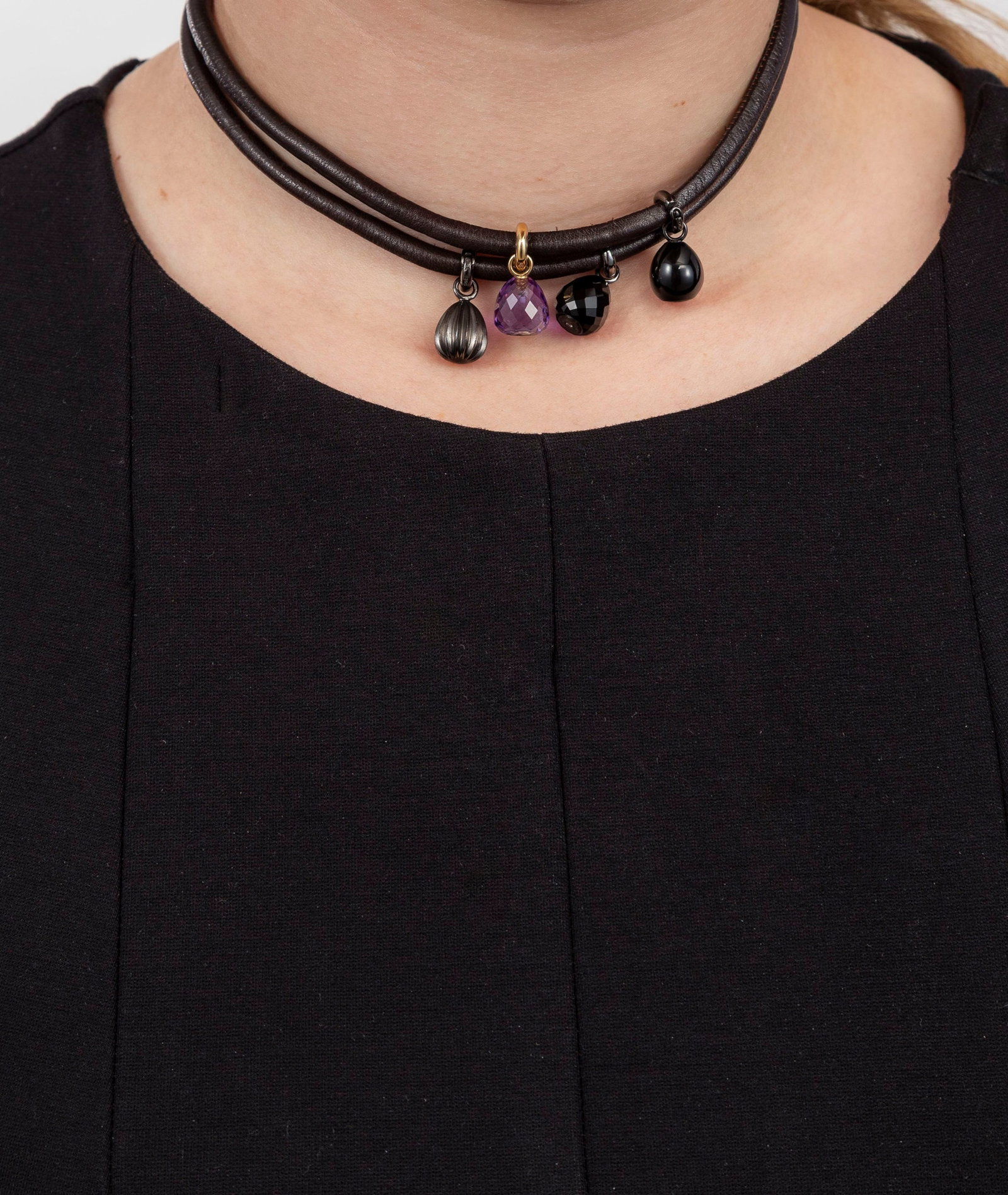 Ole Lynggaard, collier en cuir retenant des charms en argent noirci et en onyx et un autre en or 750 - 4