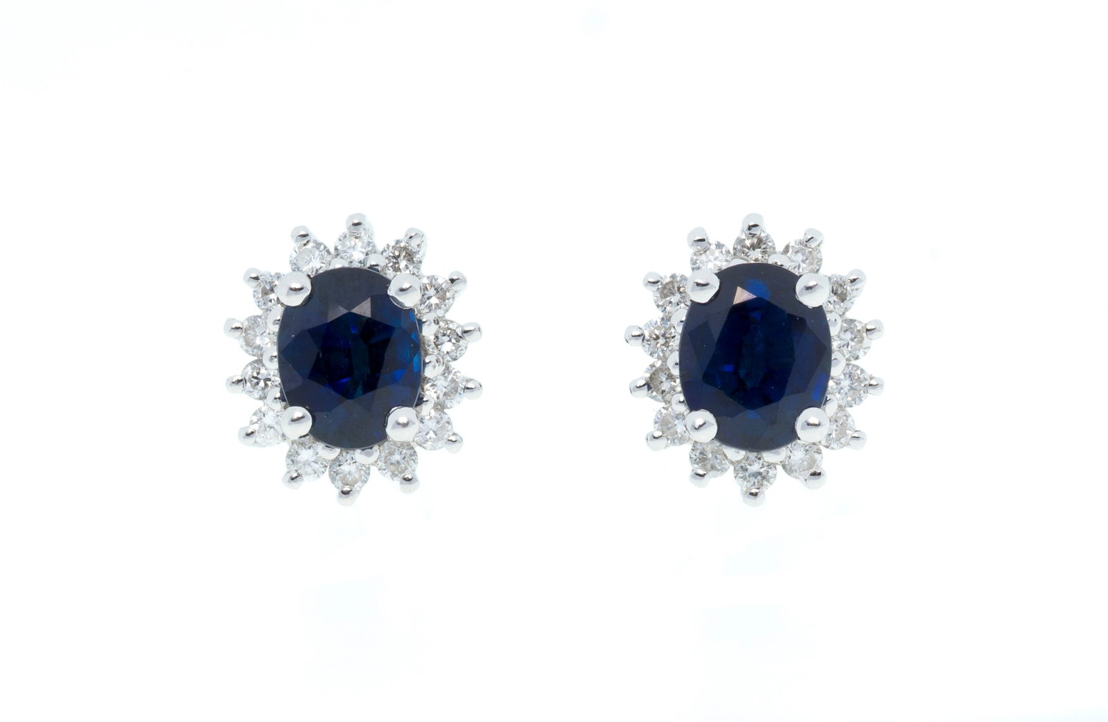 Bucherer, paire de clous d'oreilles 2 ors 750 sertis de saphirs ovales entourés de diamants tai (1 of 5)