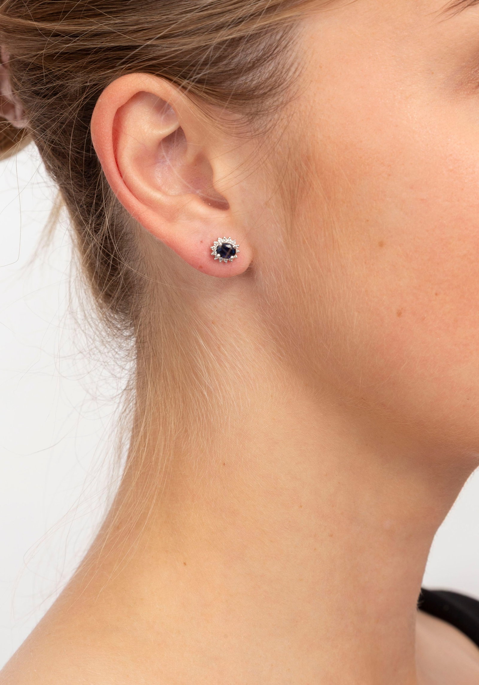 Bucherer, paire de clous d'oreilles 2 ors 750 sertis de saphirs ovales entourés de diamants tai - 5