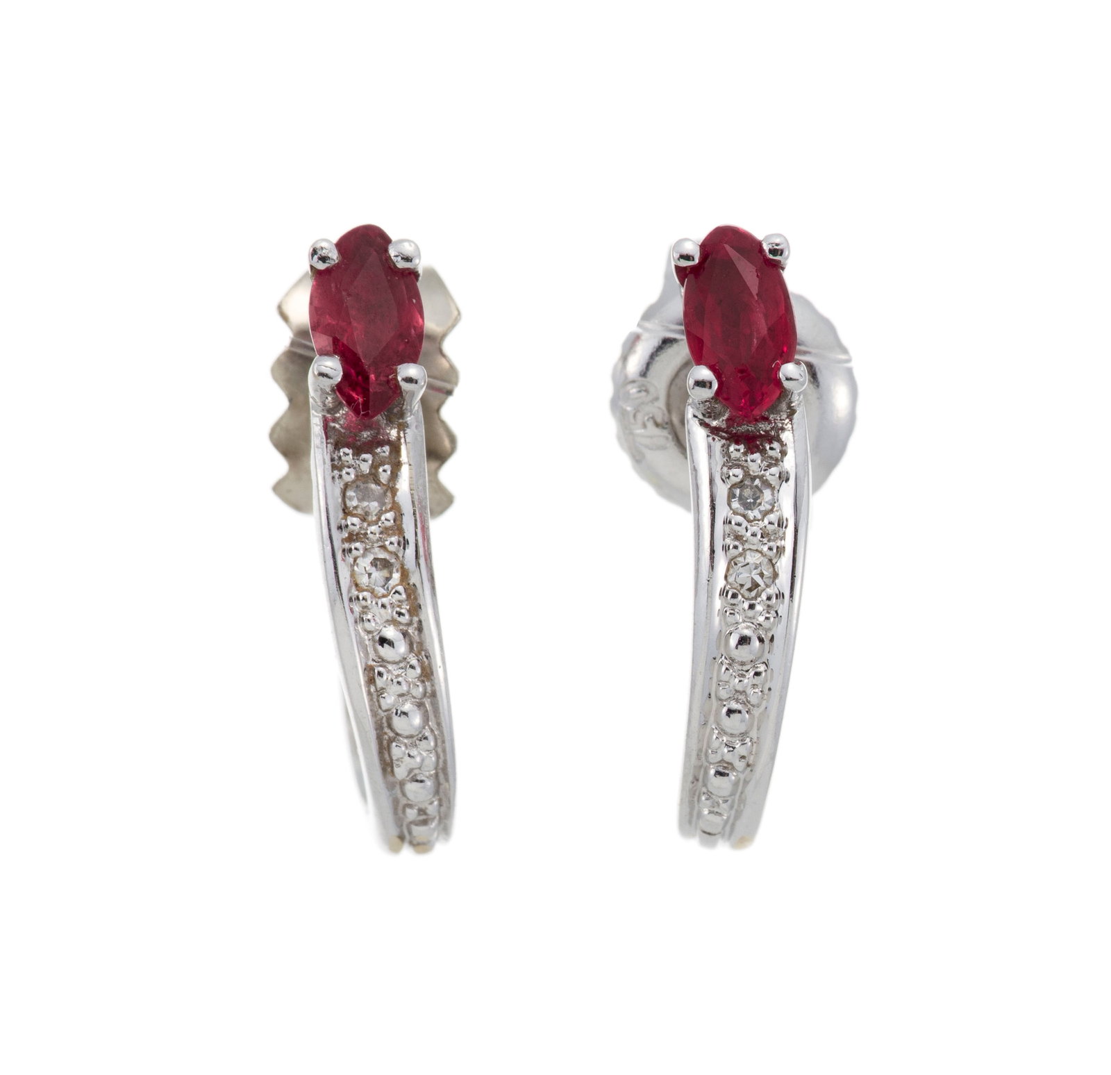 Paire de clous d'oreilles or gris 750 sertis de rubis taille marquise et de diamants taille 8/8, h.  (1 of 5)