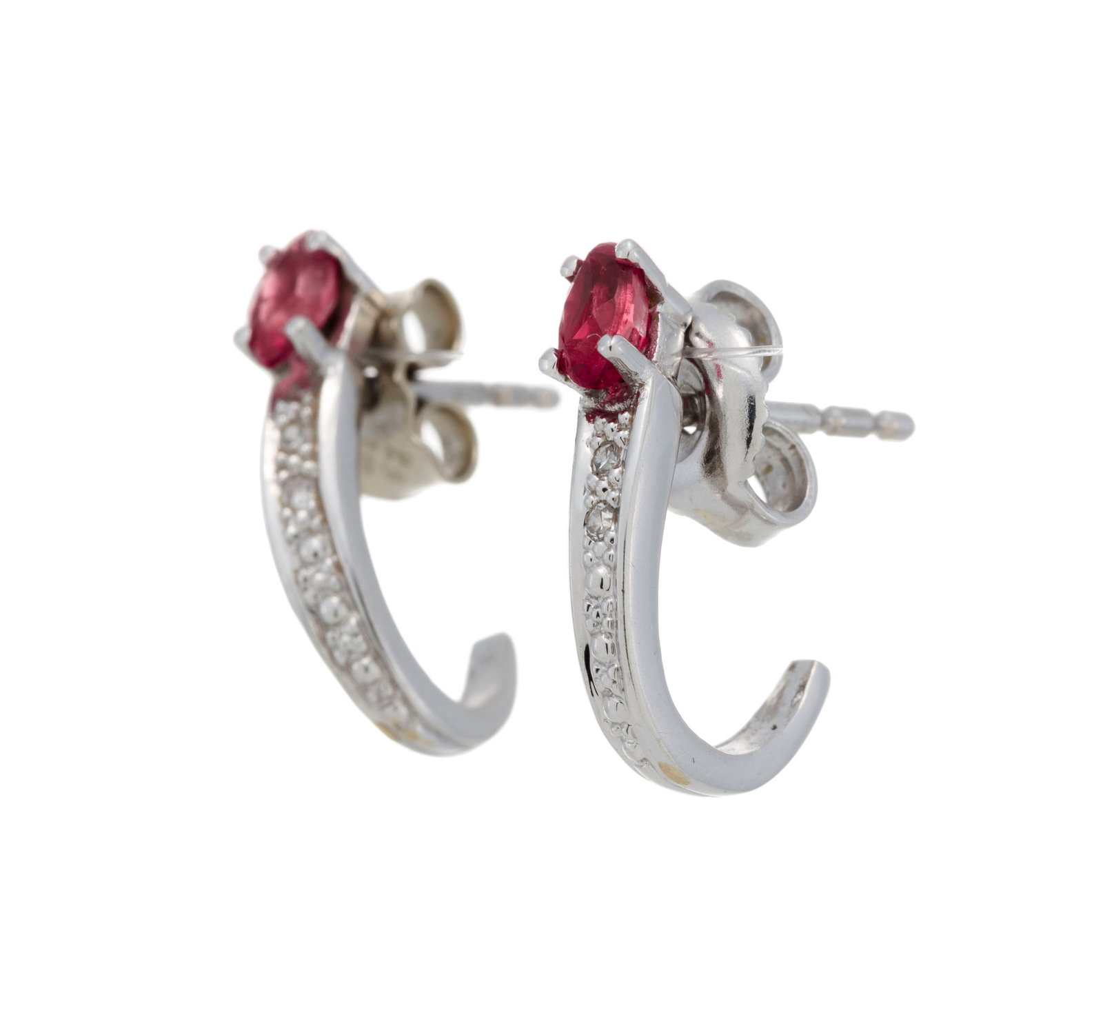 Paire de clous d'oreilles or gris 750 sertis de rubis taille marquise et de diamants taille 8/8, h.  - 2