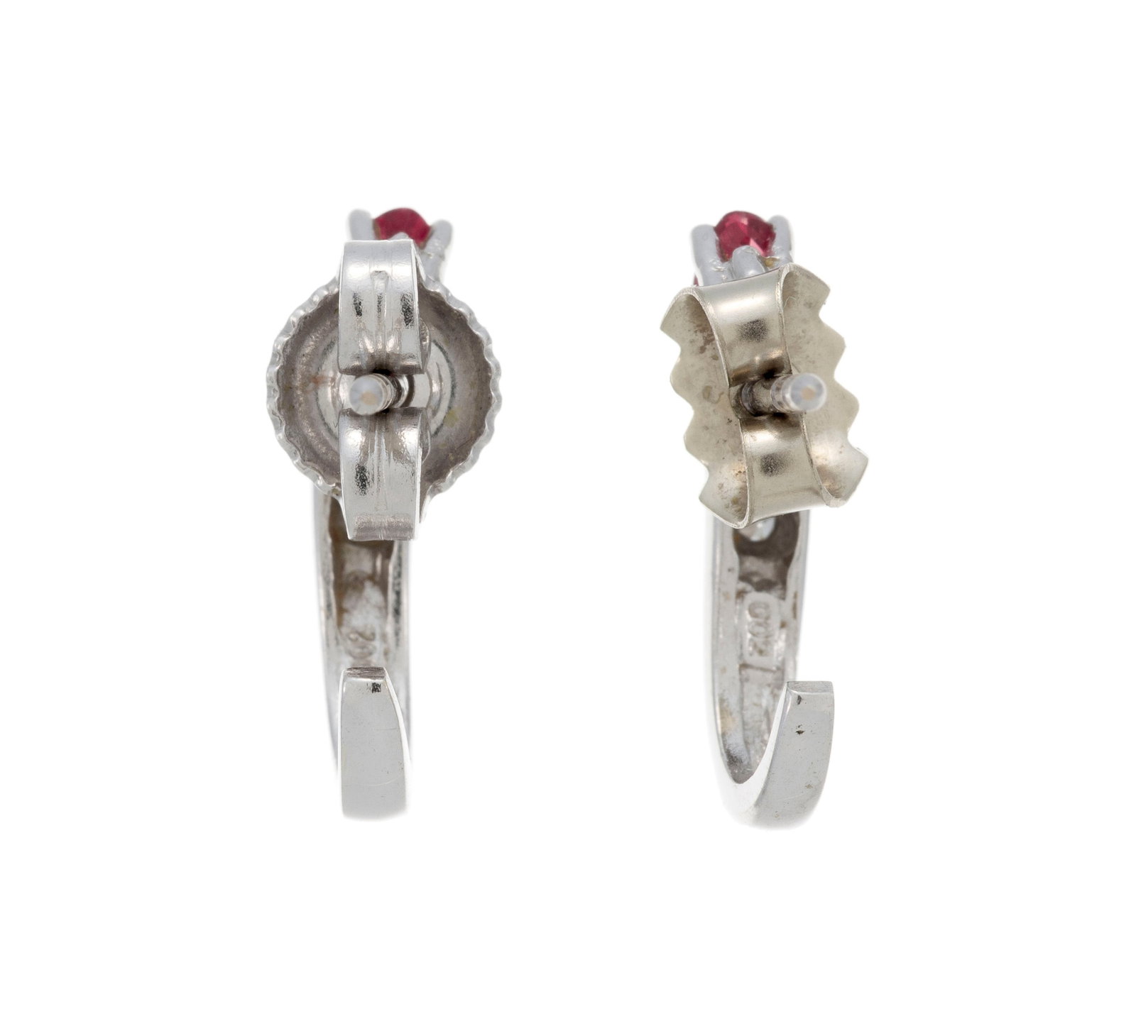Paire de clous d'oreilles or gris 750 sertis de rubis taille marquise et de diamants taille 8/8, h.  - 3