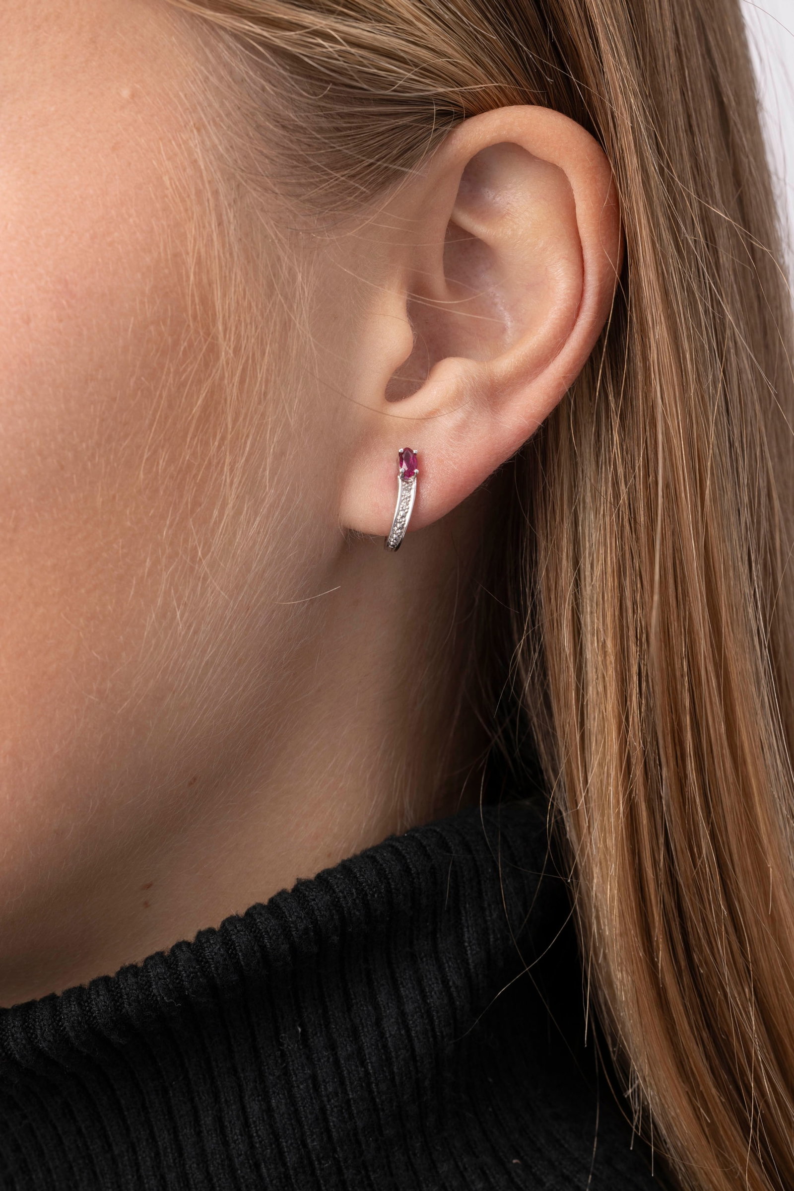 Paire de clous d'oreilles or gris 750 sertis de rubis taille marquise et de diamants taille 8/8, h.  - 4