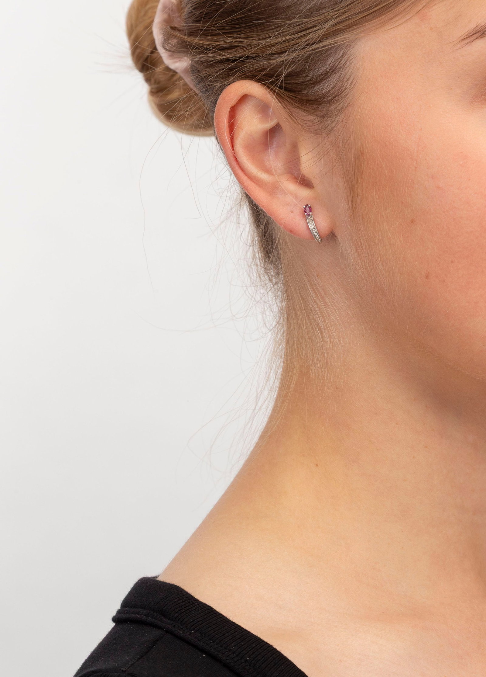 Paire de clous d'oreilles or gris 750 sertis de rubis taille marquise et de diamants taille 8/8, h.  - 5