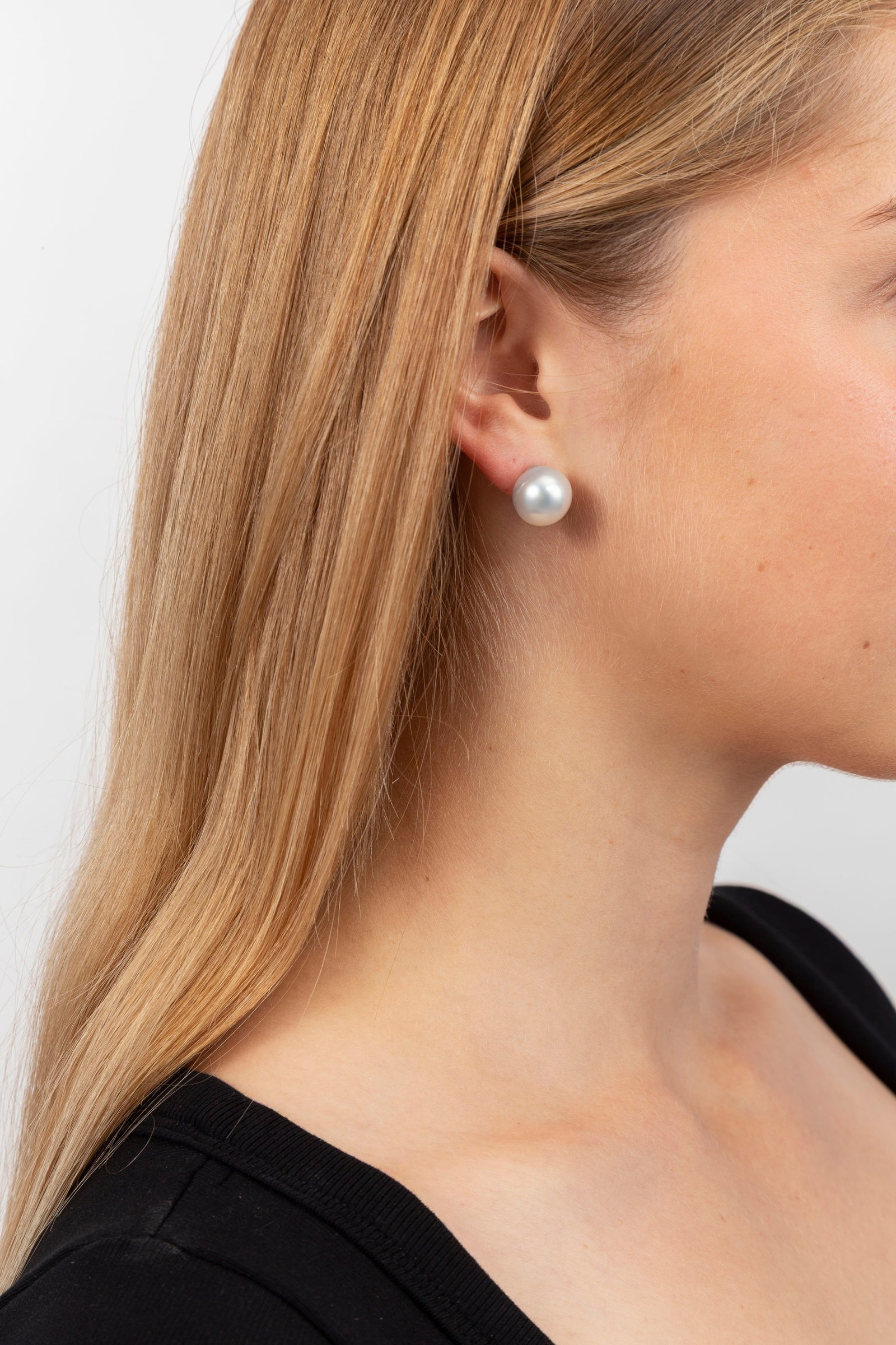 Paire de clous d'oreilles 2 ors 750 ornés de deux perles de culture, l'une grise et l'autre bla - 3