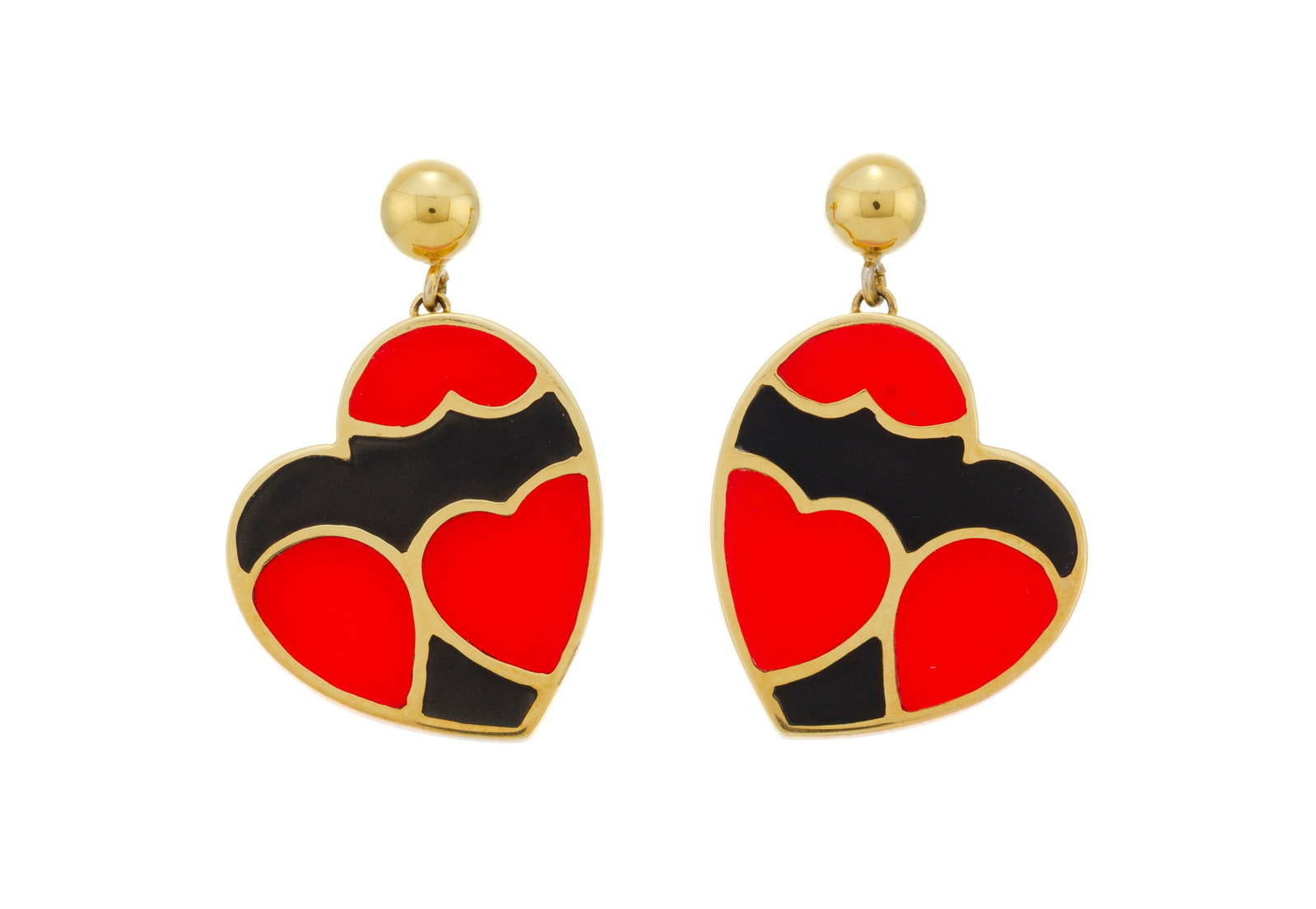 Paire de pendants d'oreilles cœurs or 750 à décor cloisonné de résine rouge: Paire de pendants d'oreilles cœurs or 750 à décor cloisonné de résine rouge et noire, h. 3.3 cm, 8g Condition Bon état de conservation général. Présence de