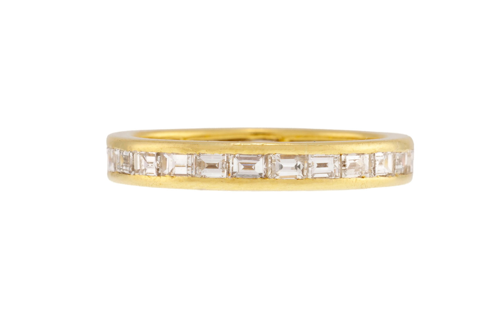 Anneau rivière or 750 serti de diamants taille baguette, doigt 53-13 (dégâts): Anneau rivière or 750 serti de diamants taille baguette, doigt 53-13 (dégâts) Condition Etat bon à moyen. Nombreuses rayures à l'or. Eclats et cassures sur certains diamants.